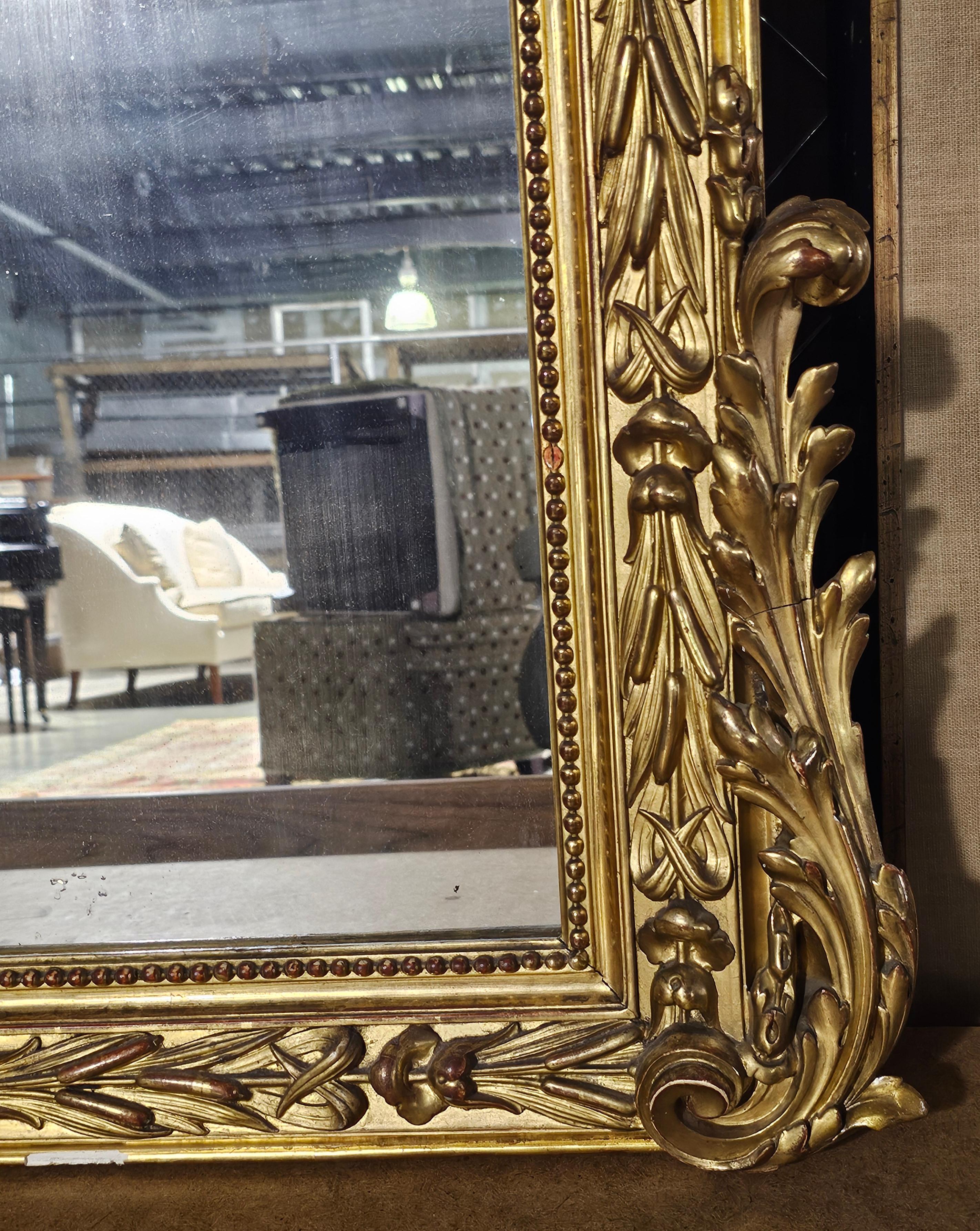Grand miroir de style Louis XVI du 19ème siècle, fabriqué à la main, décoré de feuillages Bon état - En vente à Germantown, MD