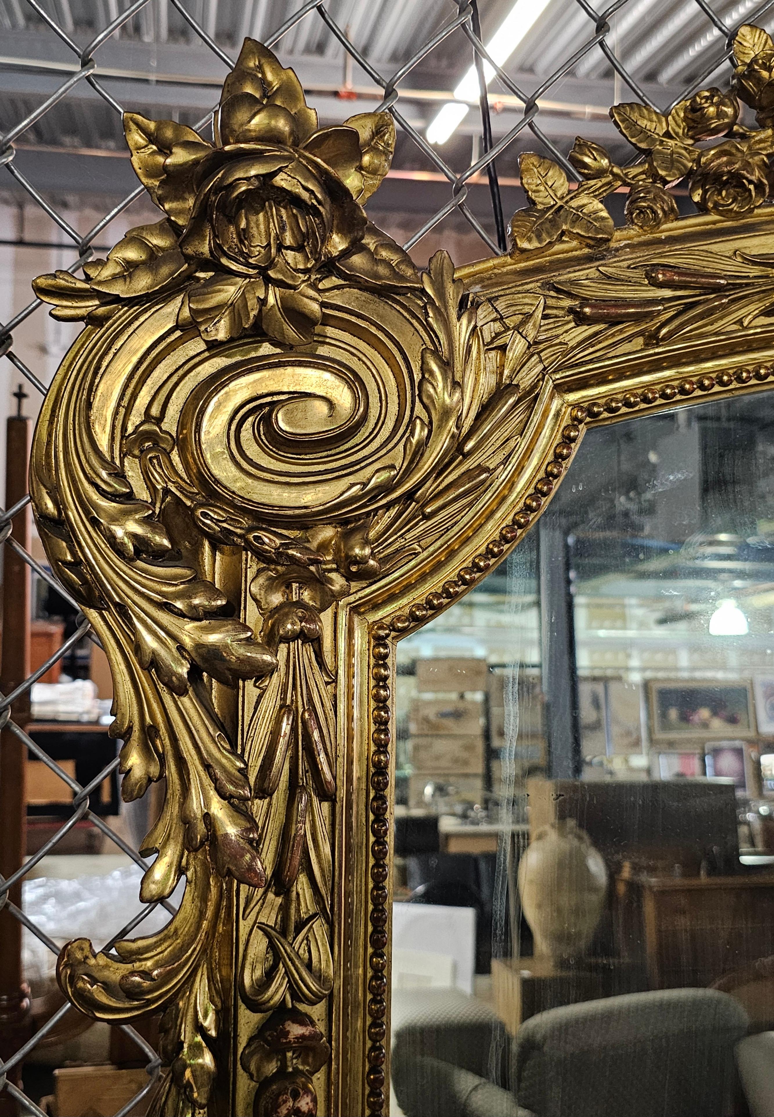 XIXe siècle Grand miroir de style Louis XVI du 19ème siècle, fabriqué à la main, décoré de feuillages en vente