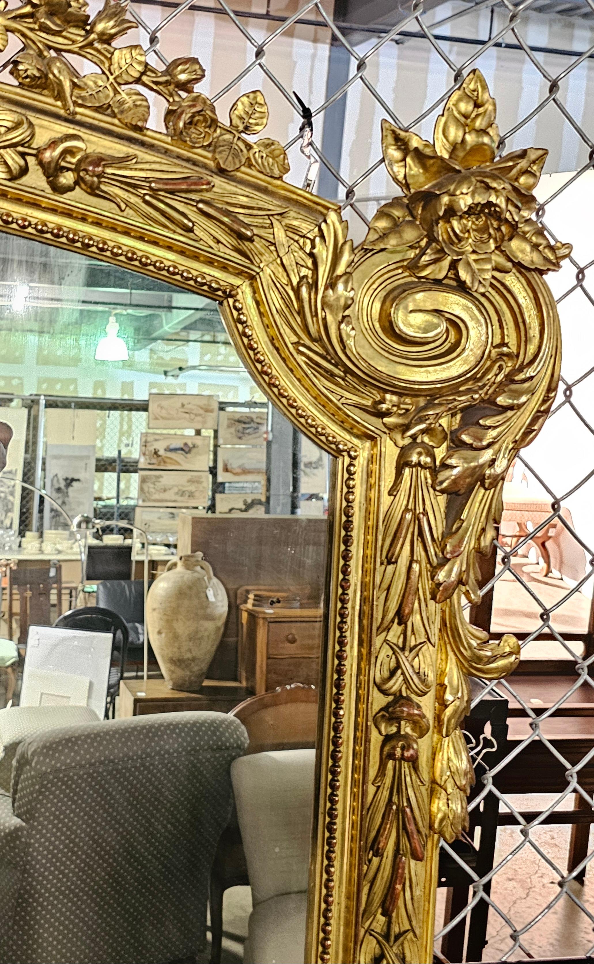 Bois de feuillus Grand miroir de style Louis XVI du 19ème siècle, fabriqué à la main, décoré de feuillages en vente