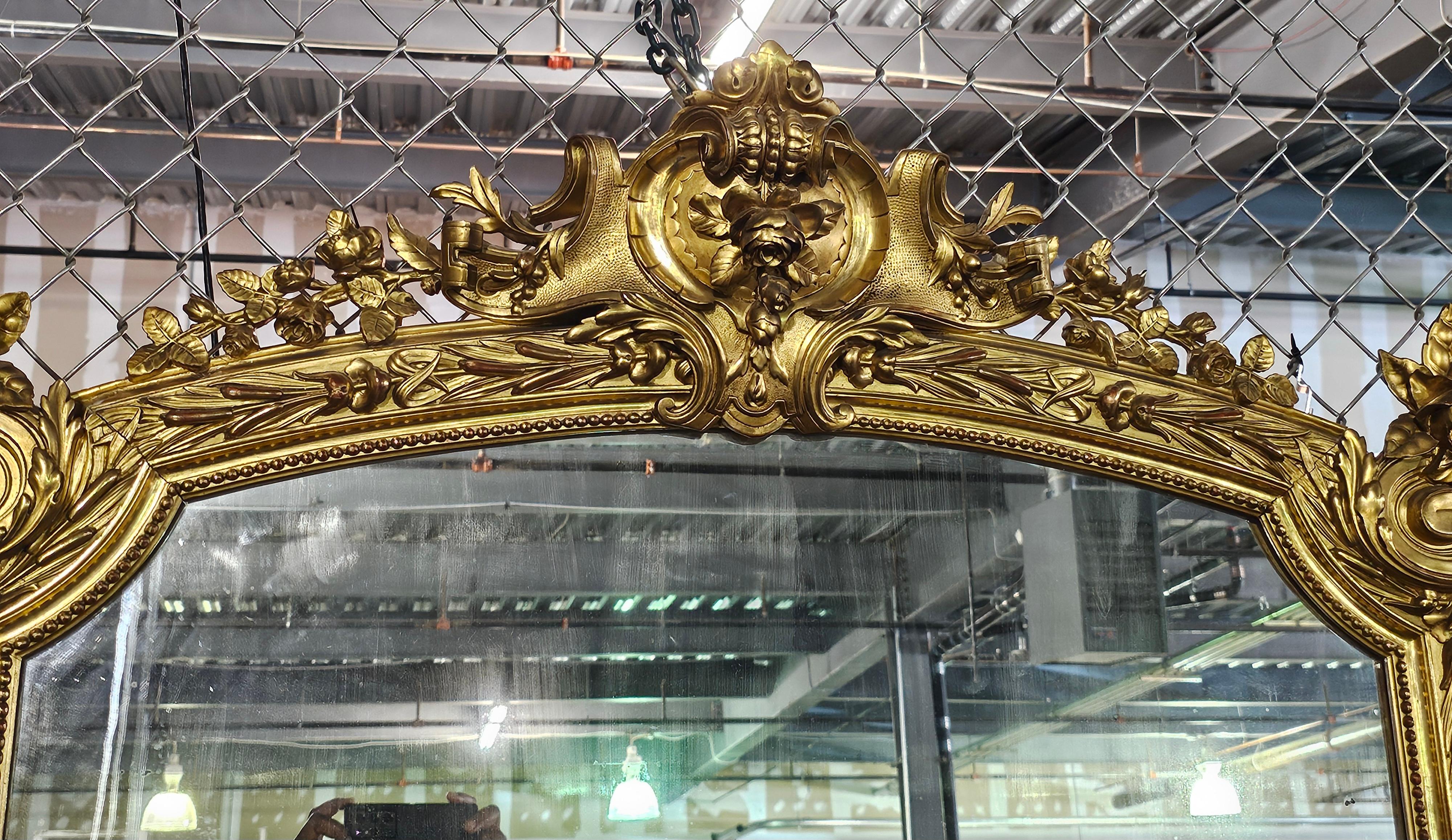 Grand miroir de style Louis XVI du 19ème siècle, fabriqué à la main, décoré de feuillages en vente 1