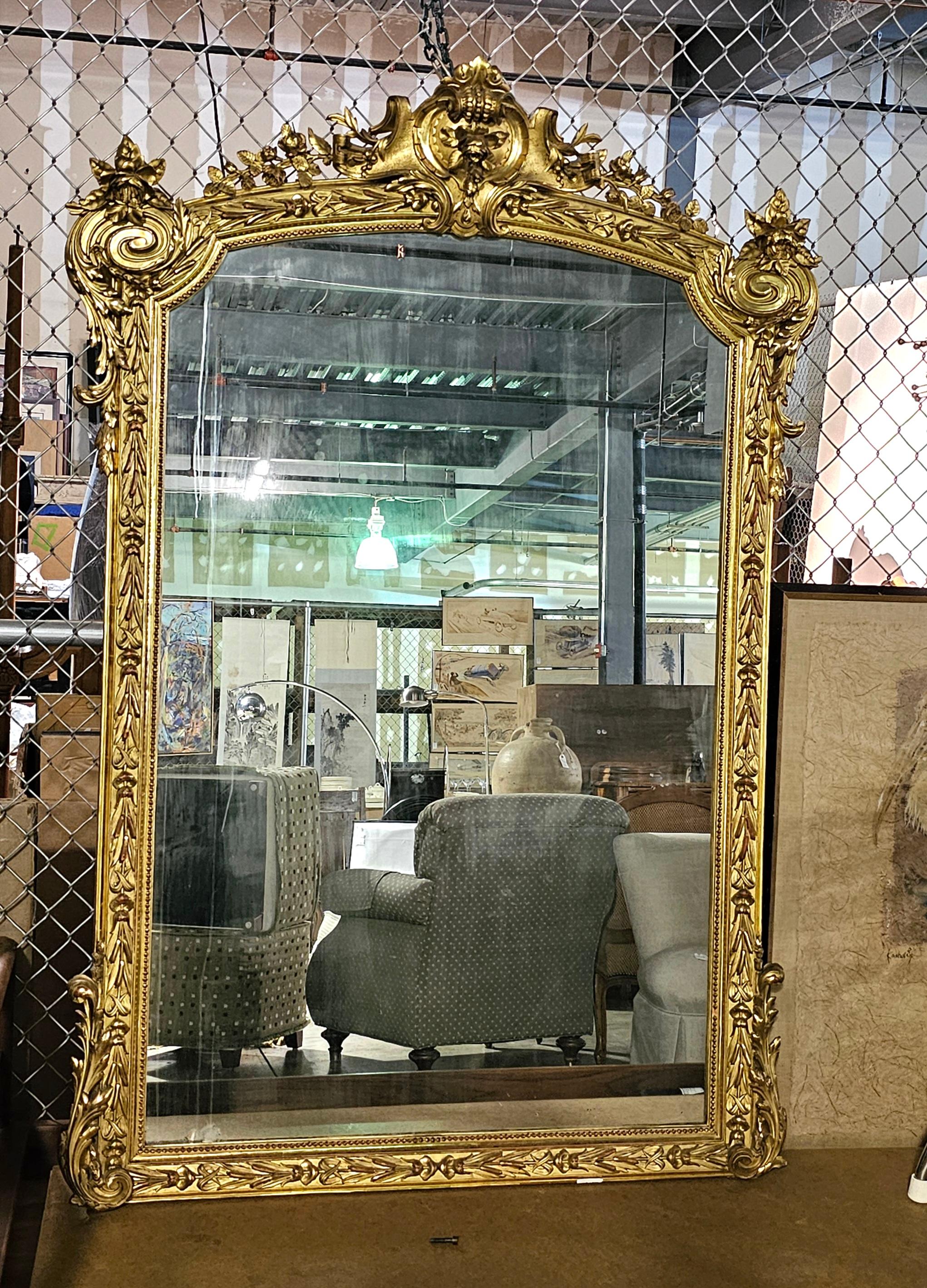 Grand miroir de style Louis XVI du 19ème siècle, fabriqué à la main, décoré de feuillages en vente 2