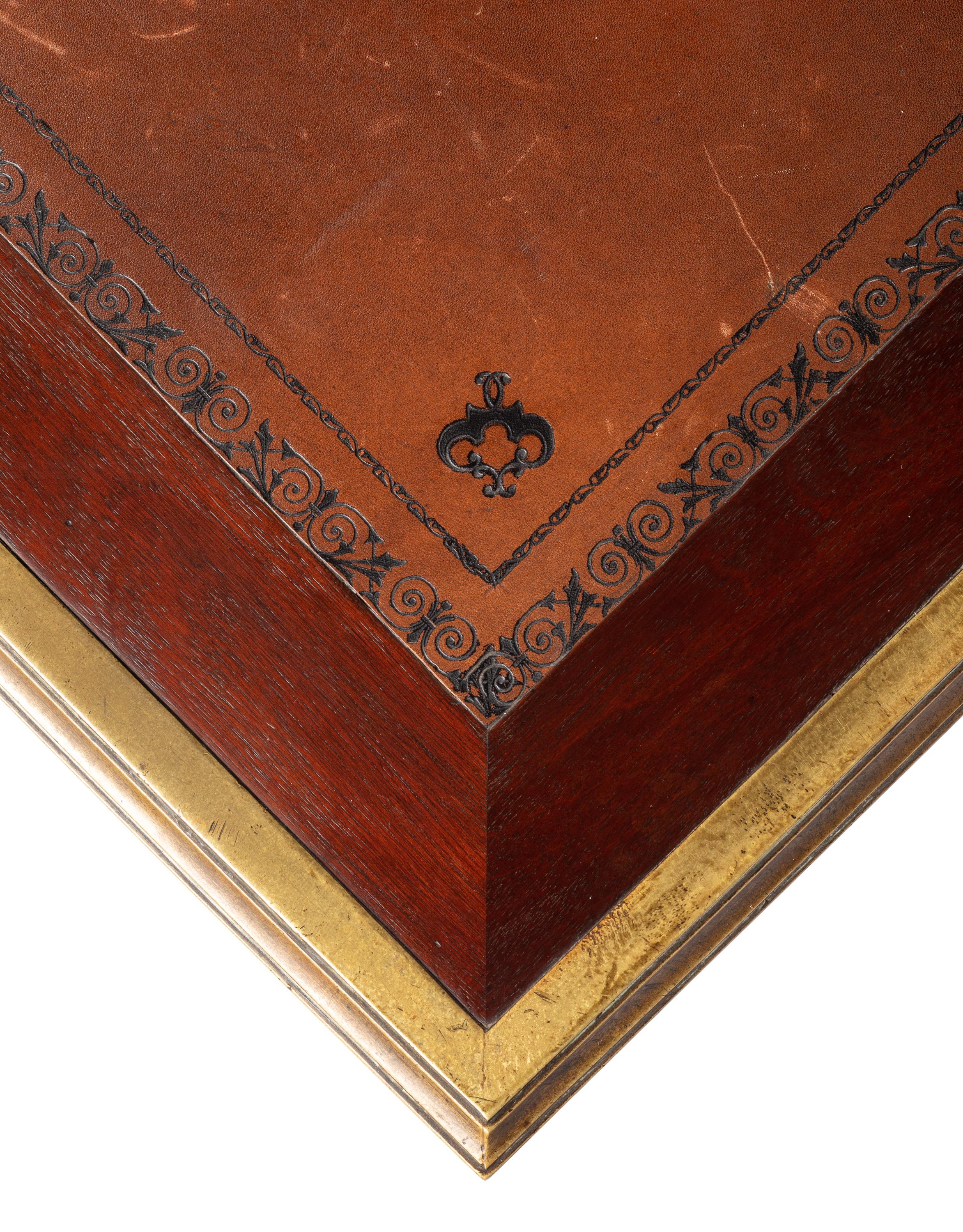 Mesa de escritorio / Bureau Plat del siglo XIX estilo Luis XVI con tapa de cuero en venta 5
