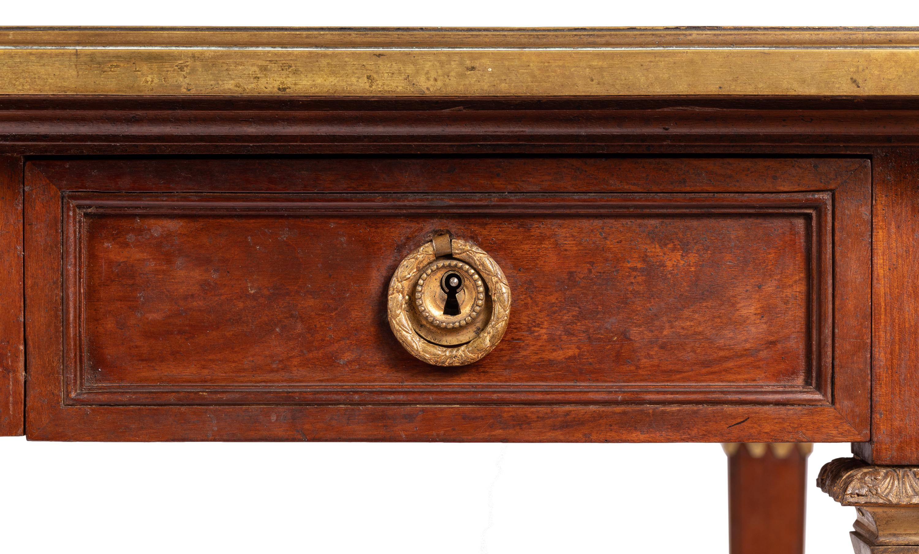 Mesa de escritorio / Bureau Plat del siglo XIX estilo Luis XVI con tapa de cuero en venta 2