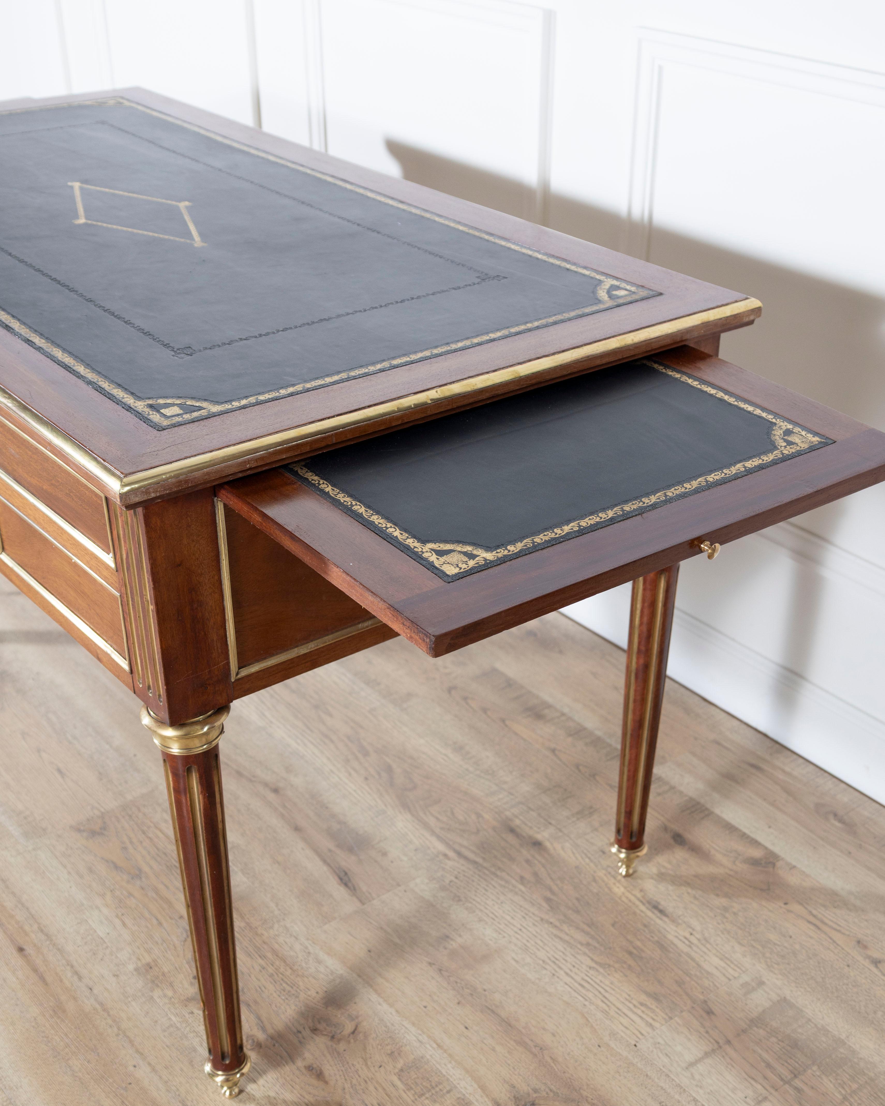 Scrivania bifacciale in stile Luigi XVI del XIX secolo in mogano con piano in pelle in vendita 5