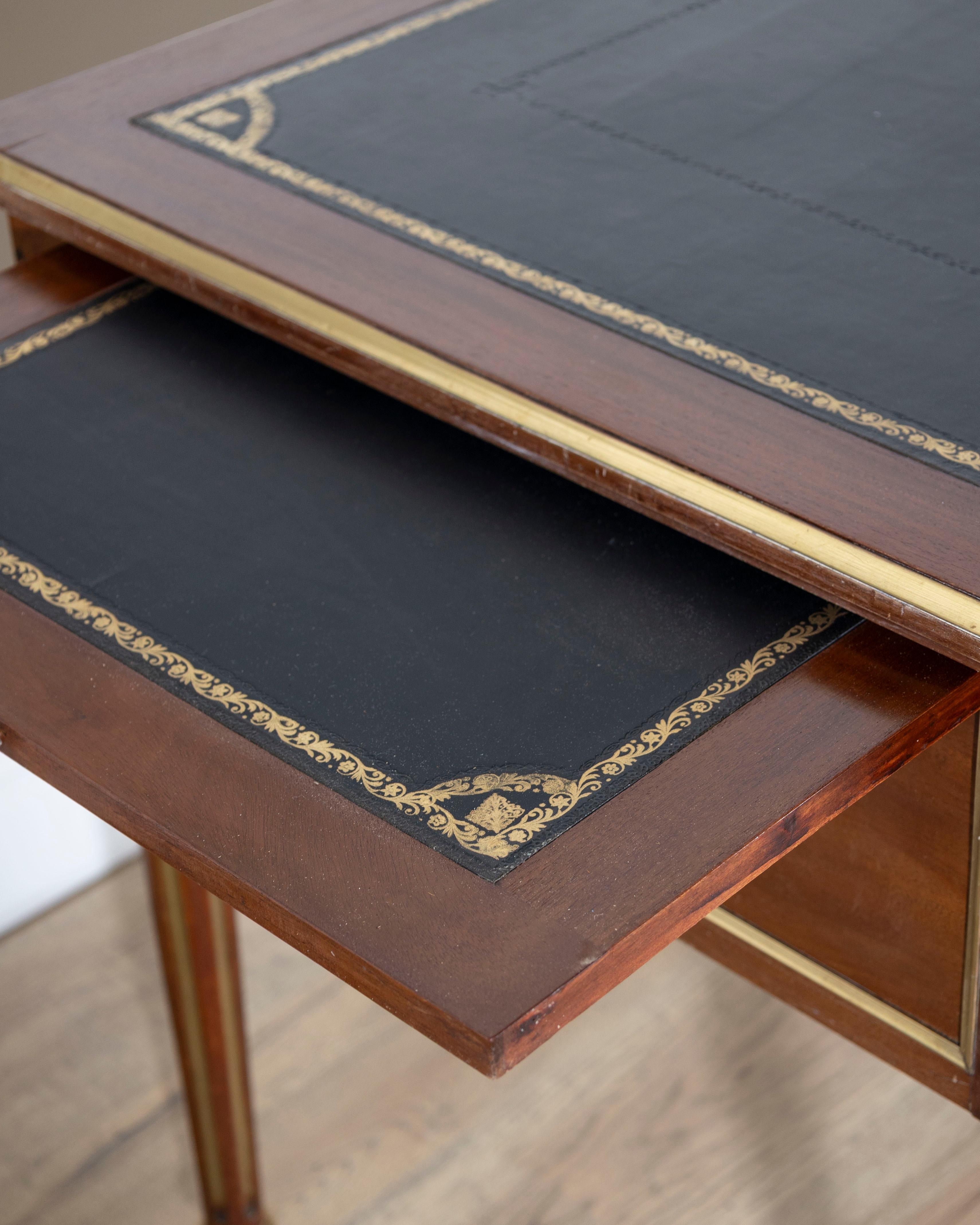 Scrivania bifacciale in stile Luigi XVI del XIX secolo in mogano con piano in pelle in vendita 4