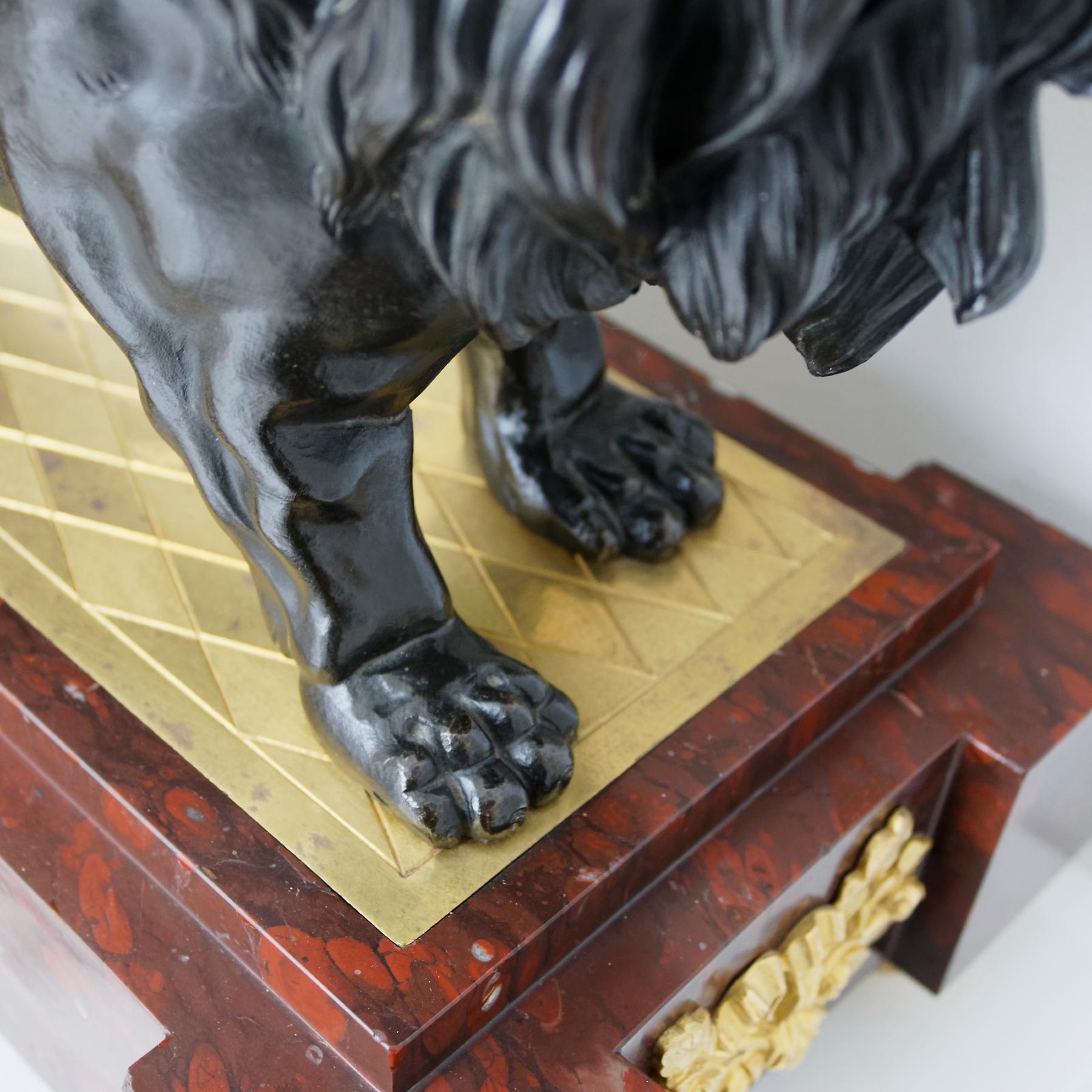 Doré Pendule de cheminée de style Louis XVI du 19ème siècle représentant un lion signée Festeau Le Jeune en vente