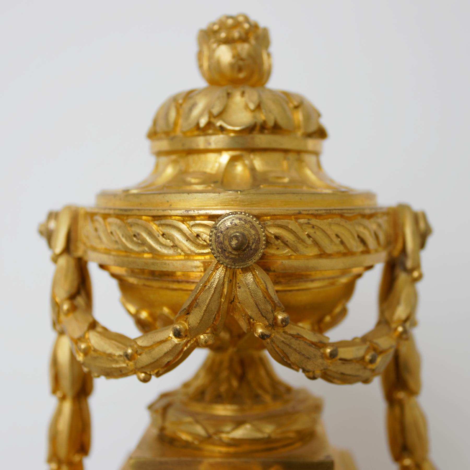 Pendule de cheminée de style Louis XVI du 19ème siècle représentant un lion signée Festeau Le Jeune en vente 2