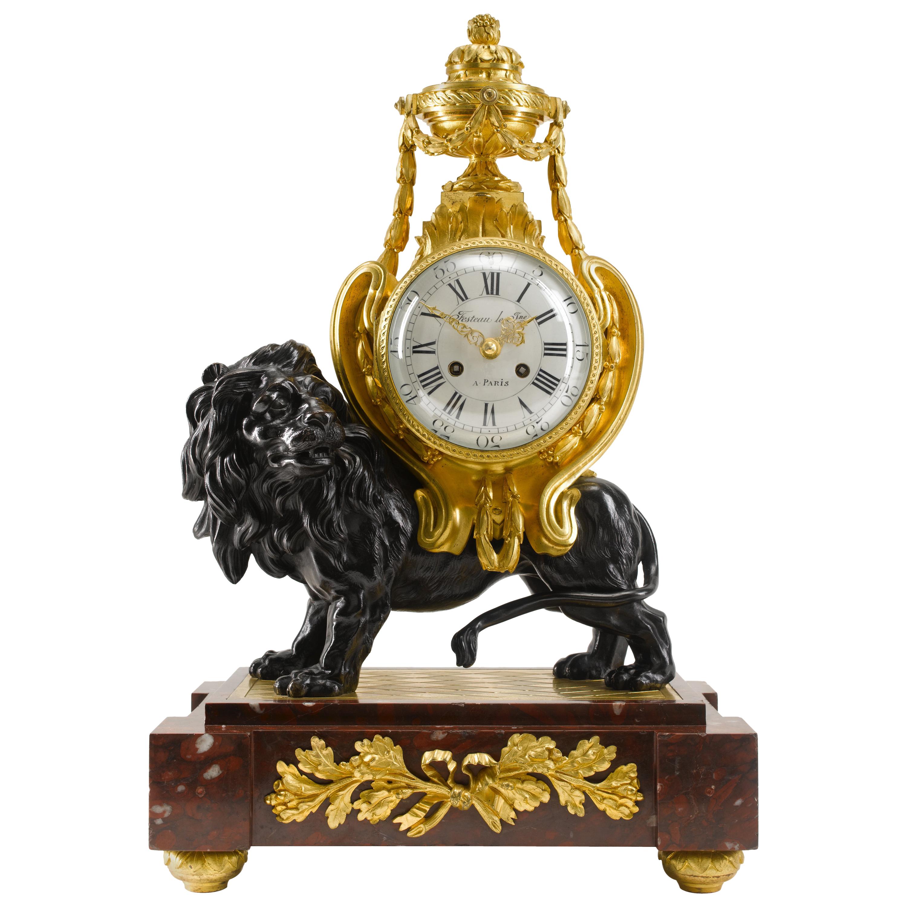 Pendule de cheminée de style Louis XVI du 19ème siècle représentant un lion signée Festeau Le Jeune en vente