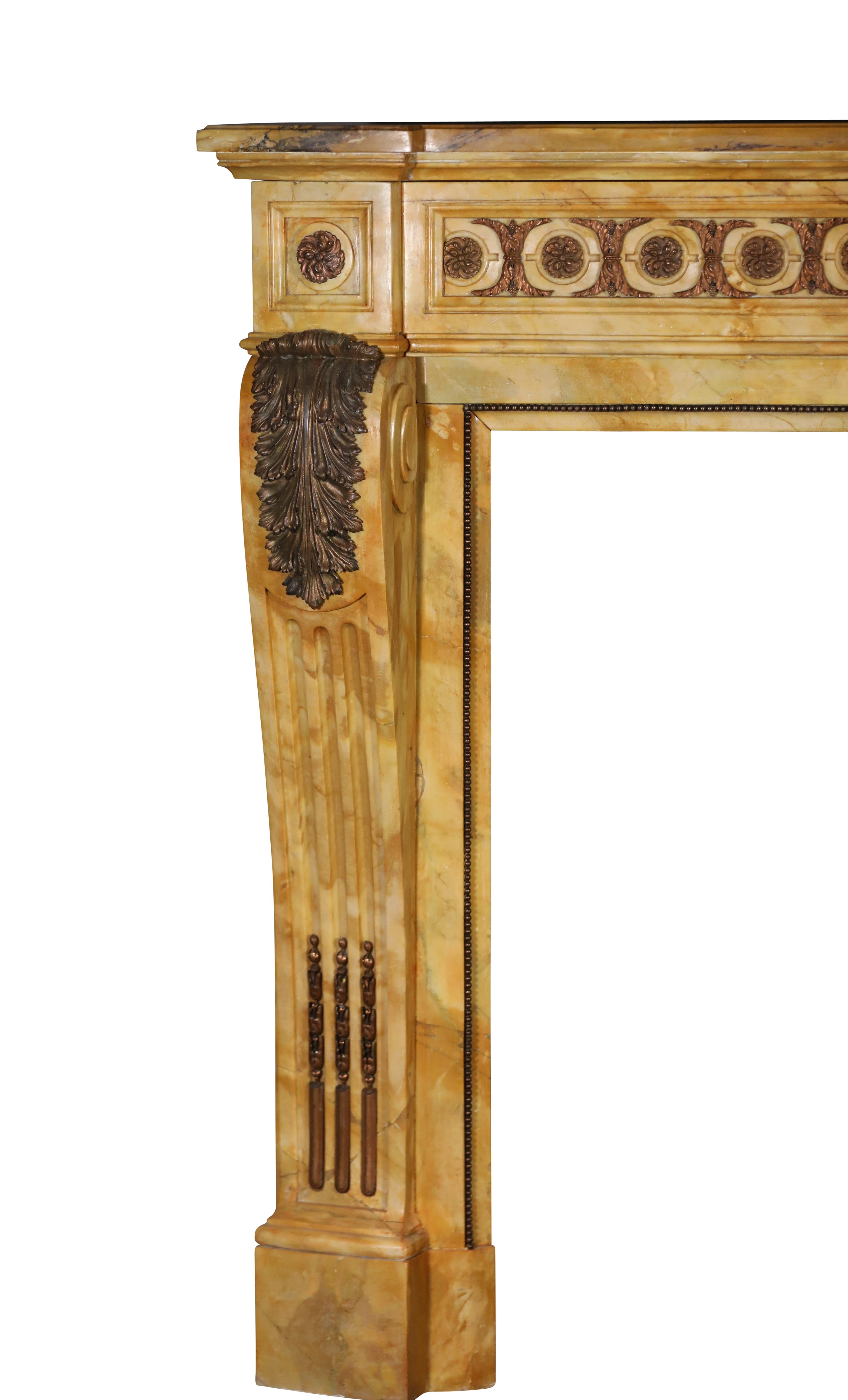 Camino in marmo in stile Luigi XVI del XIX secolo con ottone dal Grand Salon in vendita 4