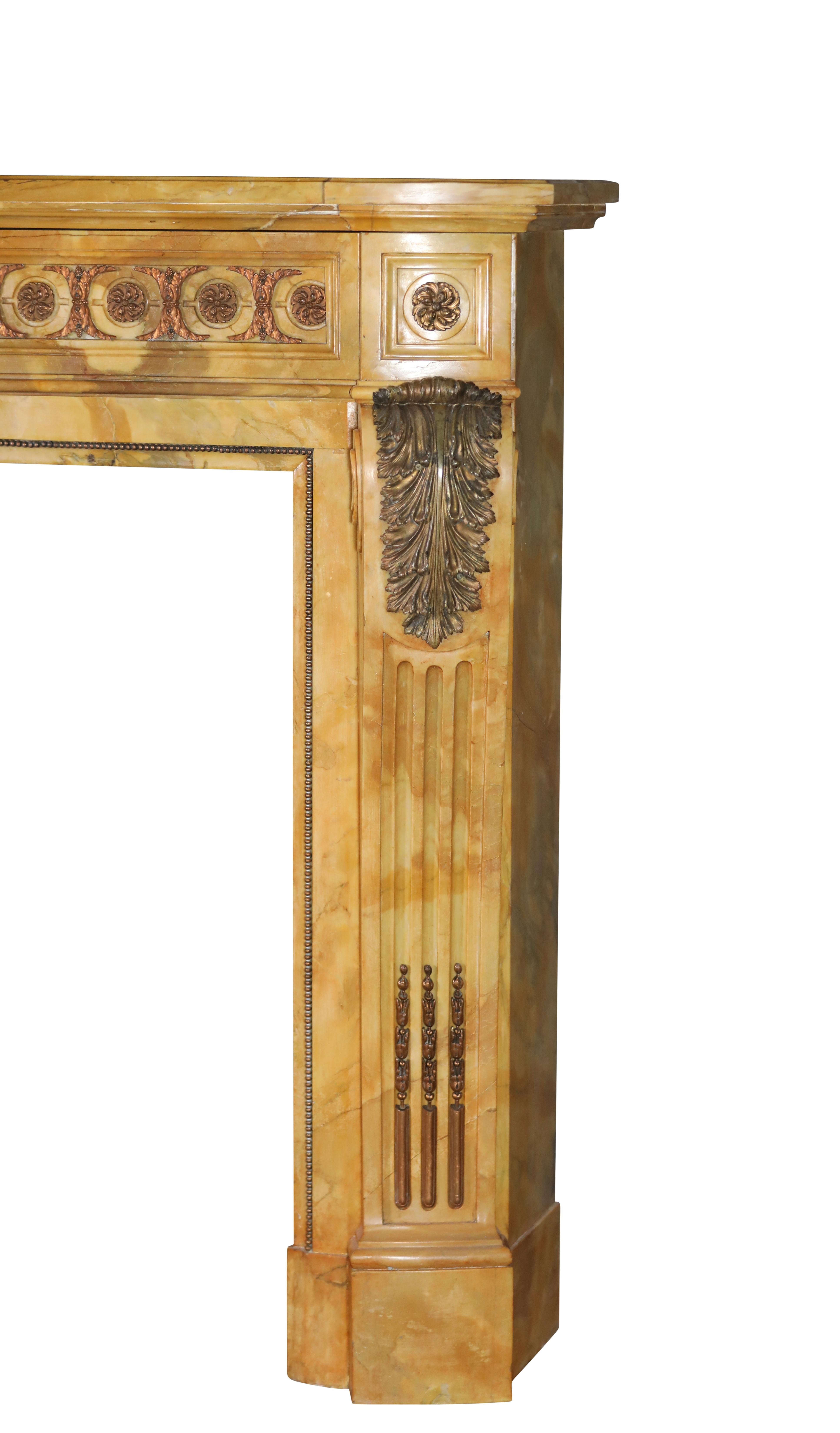 Camino in marmo in stile Luigi XVI del XIX secolo con ottone dal Grand Salon in vendita 5