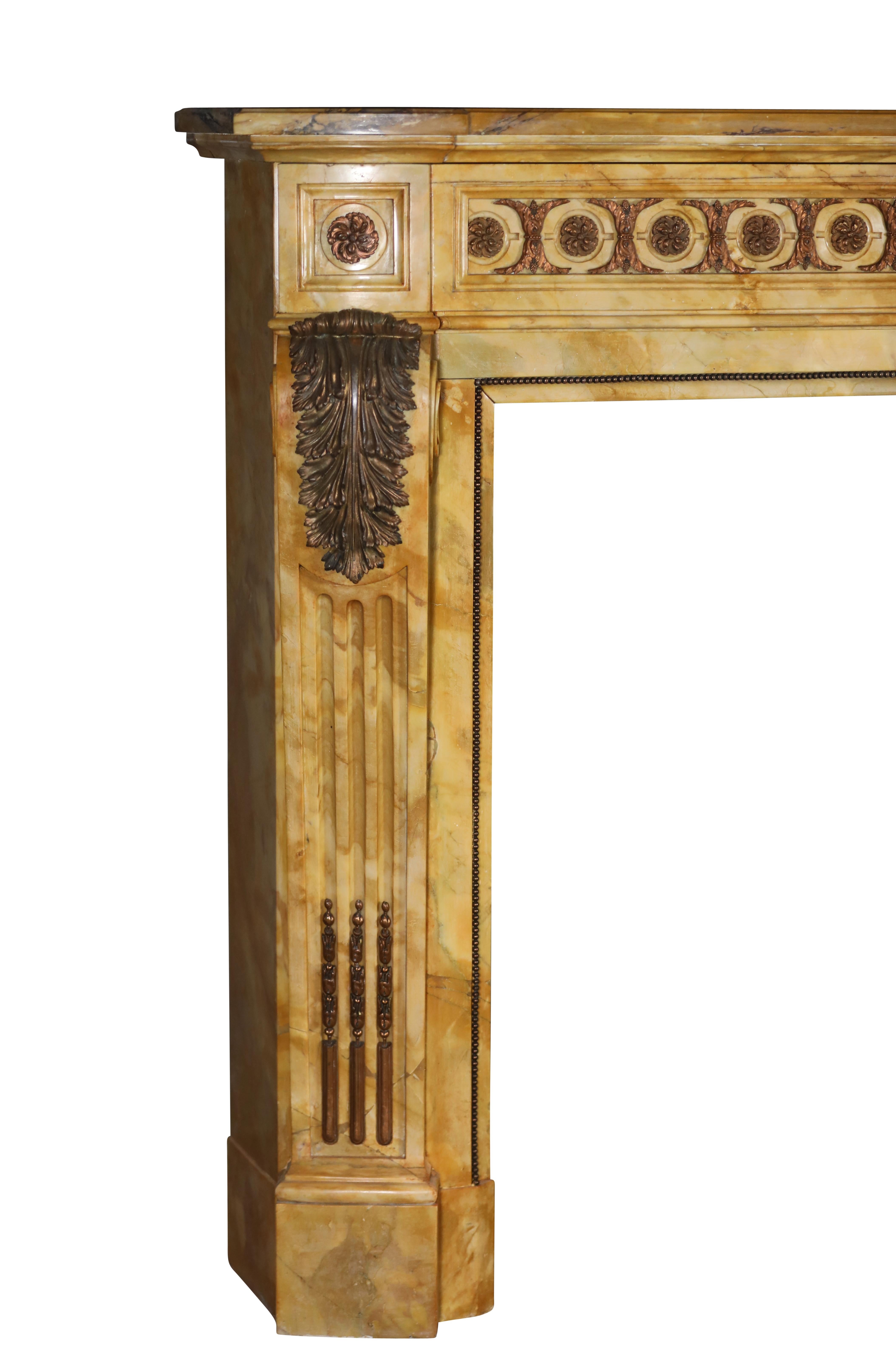 Camino in marmo in stile Luigi XVI del XIX secolo con ottone dal Grand Salon in vendita 6