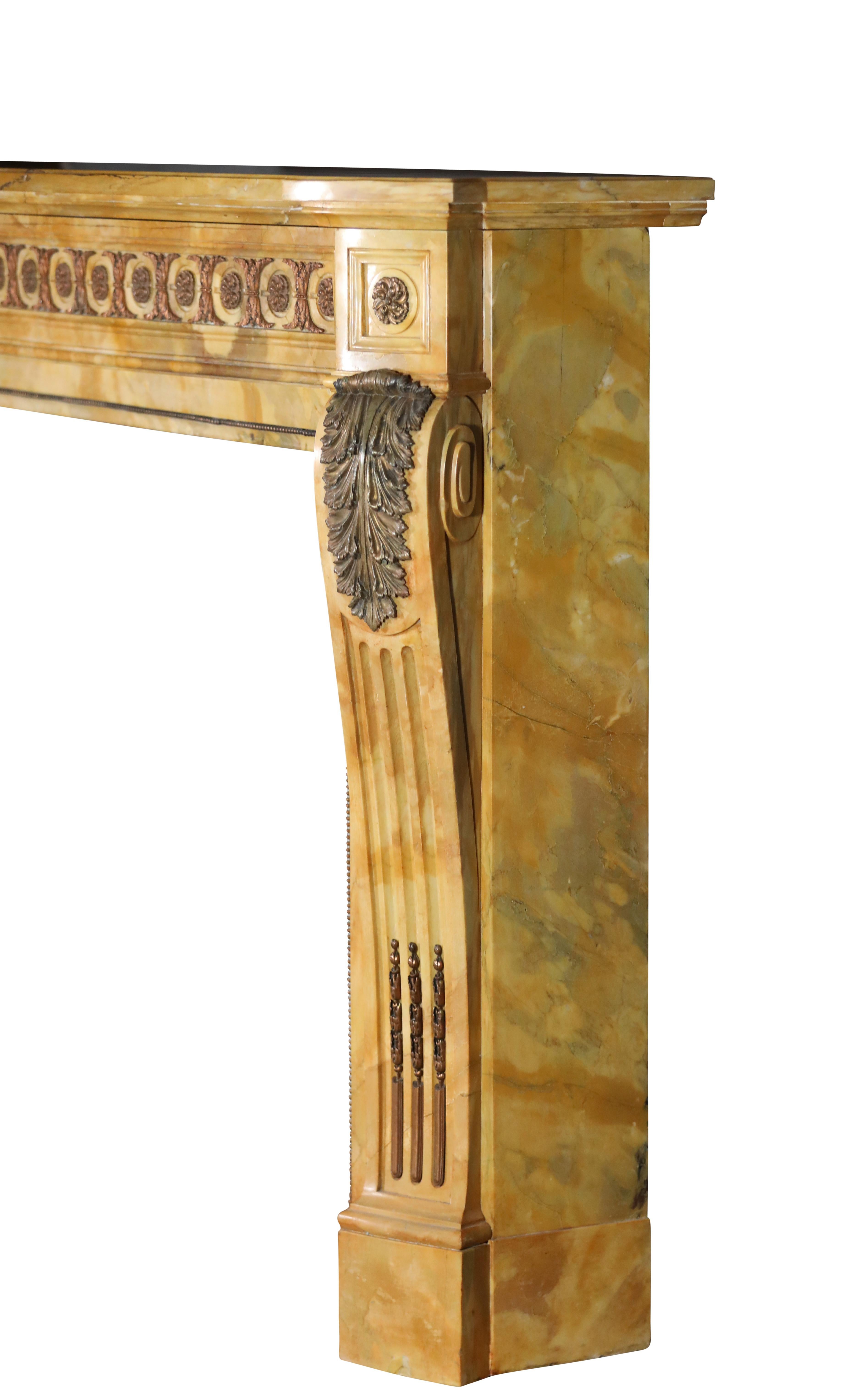 Camino in marmo in stile Luigi XVI del XIX secolo con ottone dal Grand Salon in vendita 7
