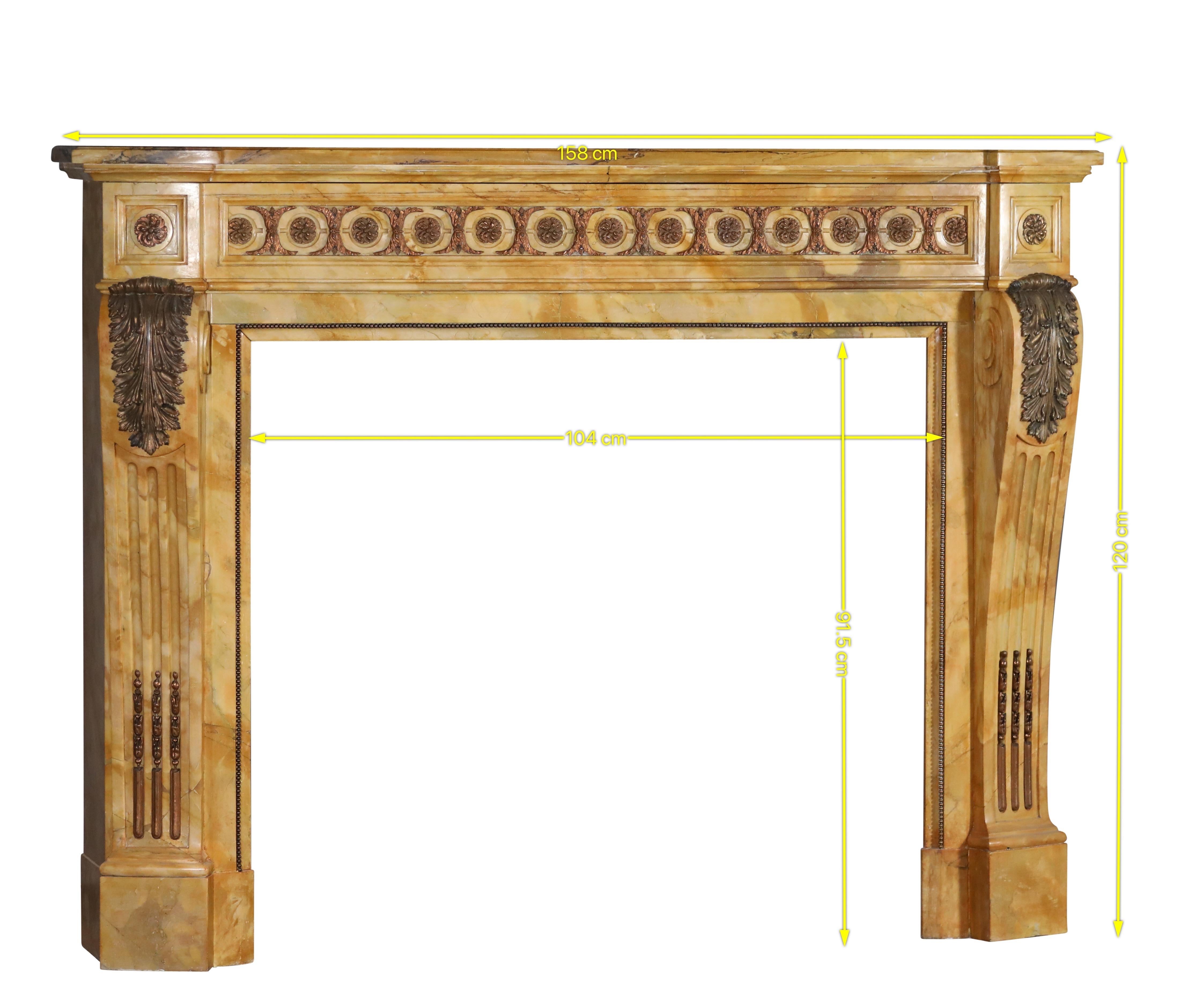 Intagliato a mano Camino in marmo in stile Luigi XVI del XIX secolo con ottone dal Grand Salon in vendita