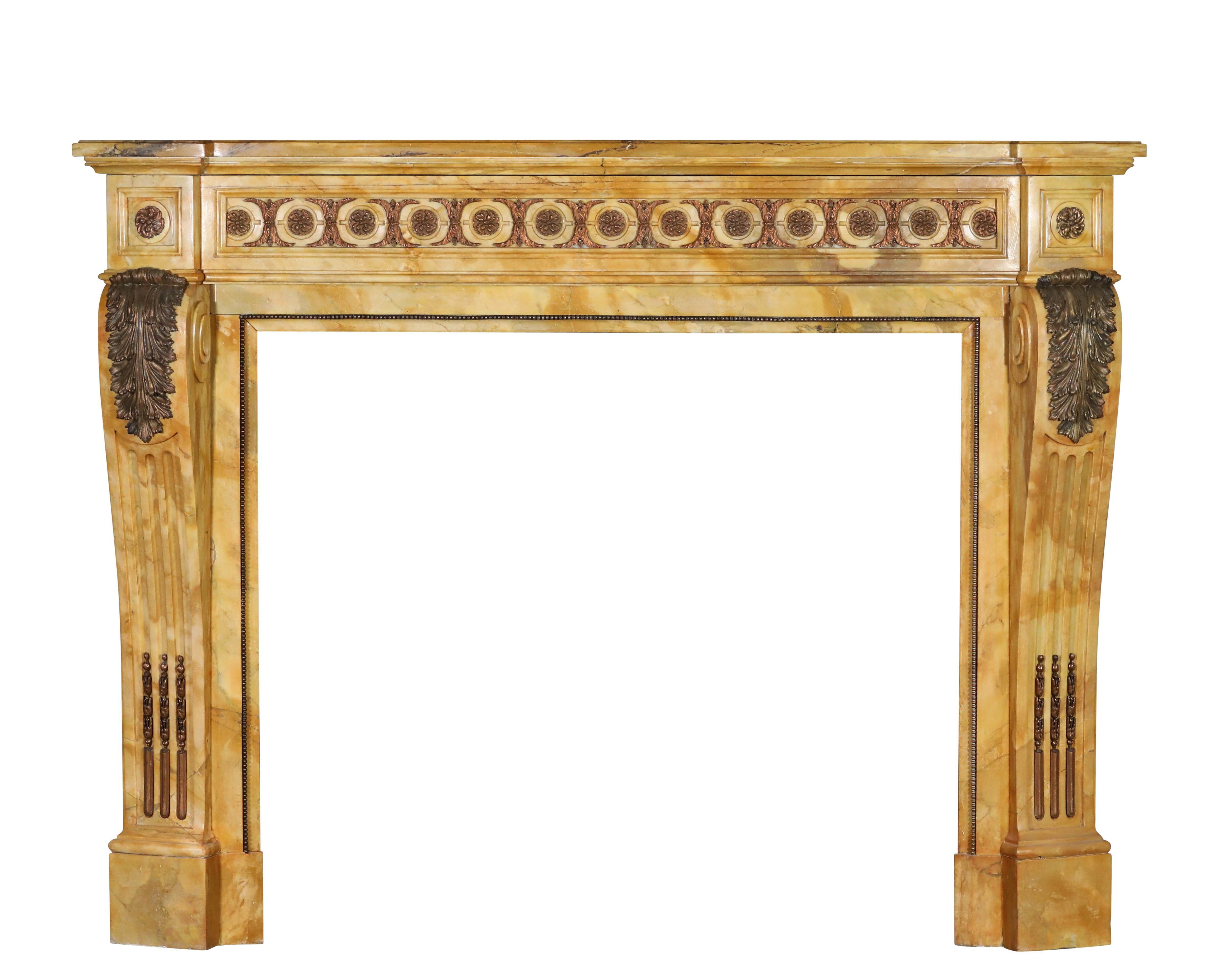 Ottone Camino in marmo in stile Luigi XVI del XIX secolo con ottone dal Grand Salon in vendita