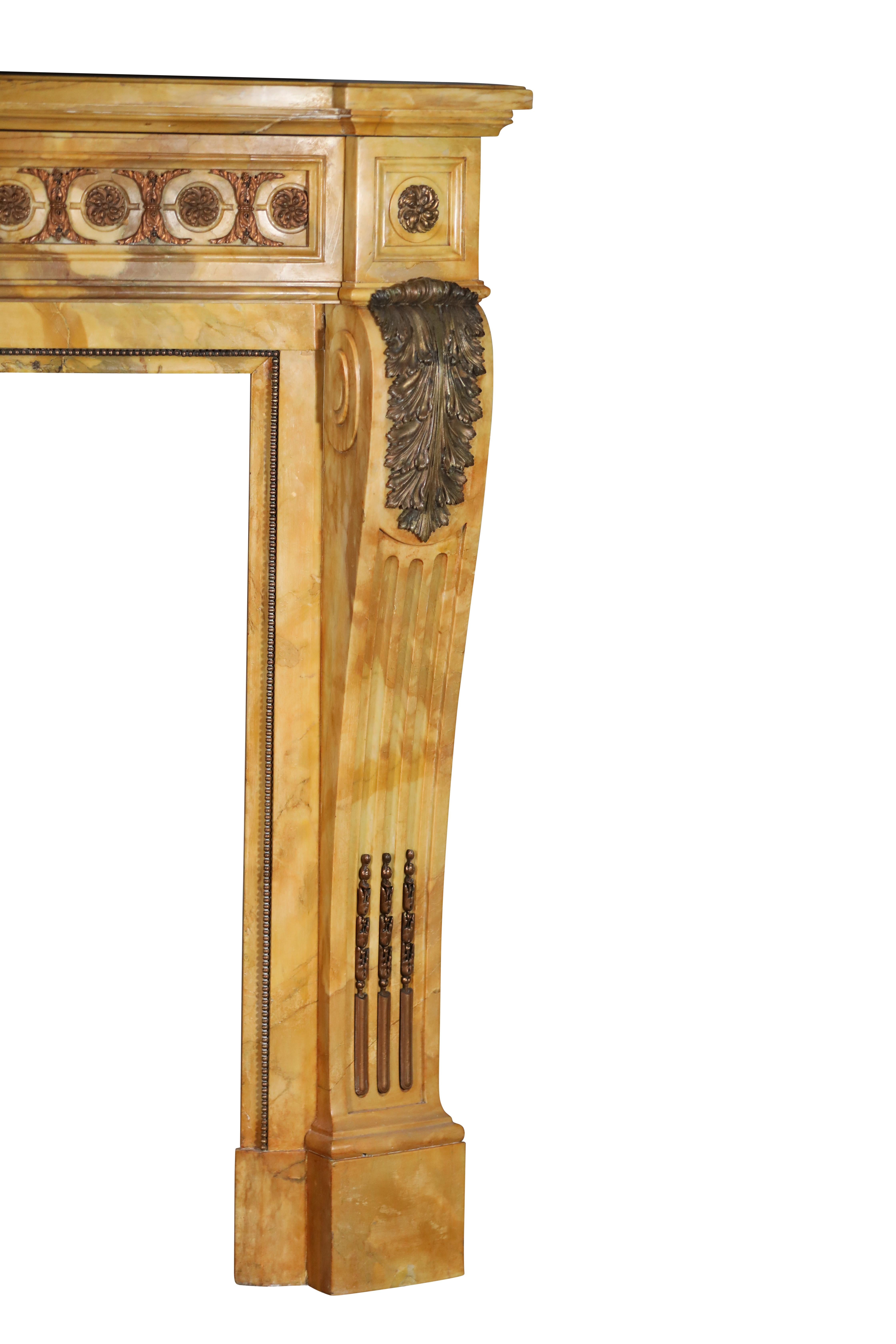Camino in marmo in stile Luigi XVI del XIX secolo con ottone dal Grand Salon in vendita 3