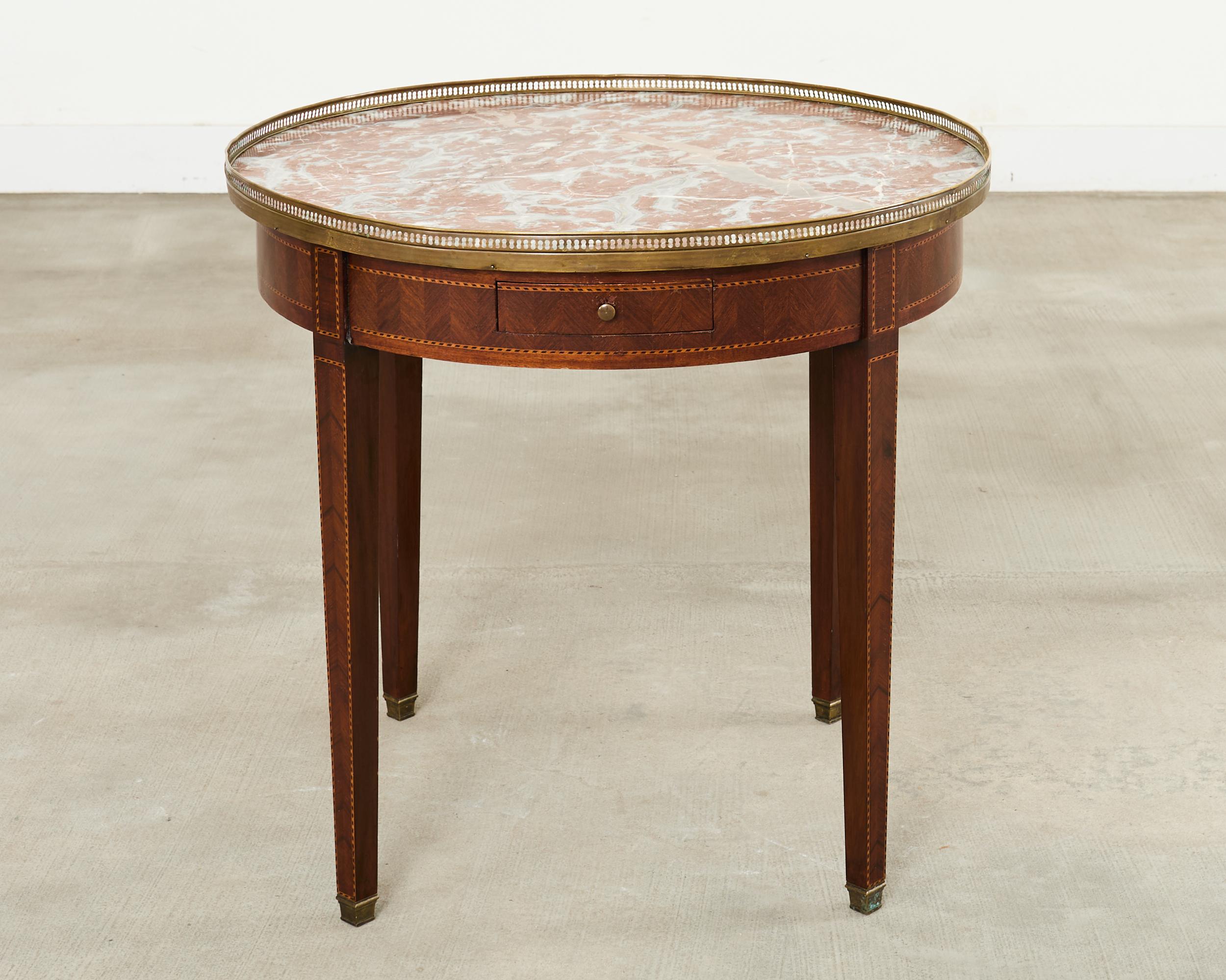 Unverwechselbarer französischer Bouillotte-Tisch oder Spieltisch aus dem 19. Jahrhundert, gefertigt im großen Louis-XVI-Stil. Der runde Tisch ist mit einer seltenen Platte aus Turquin-Incarnat-Marmor in einem fantastischen rosa-weißen Ton versehen.