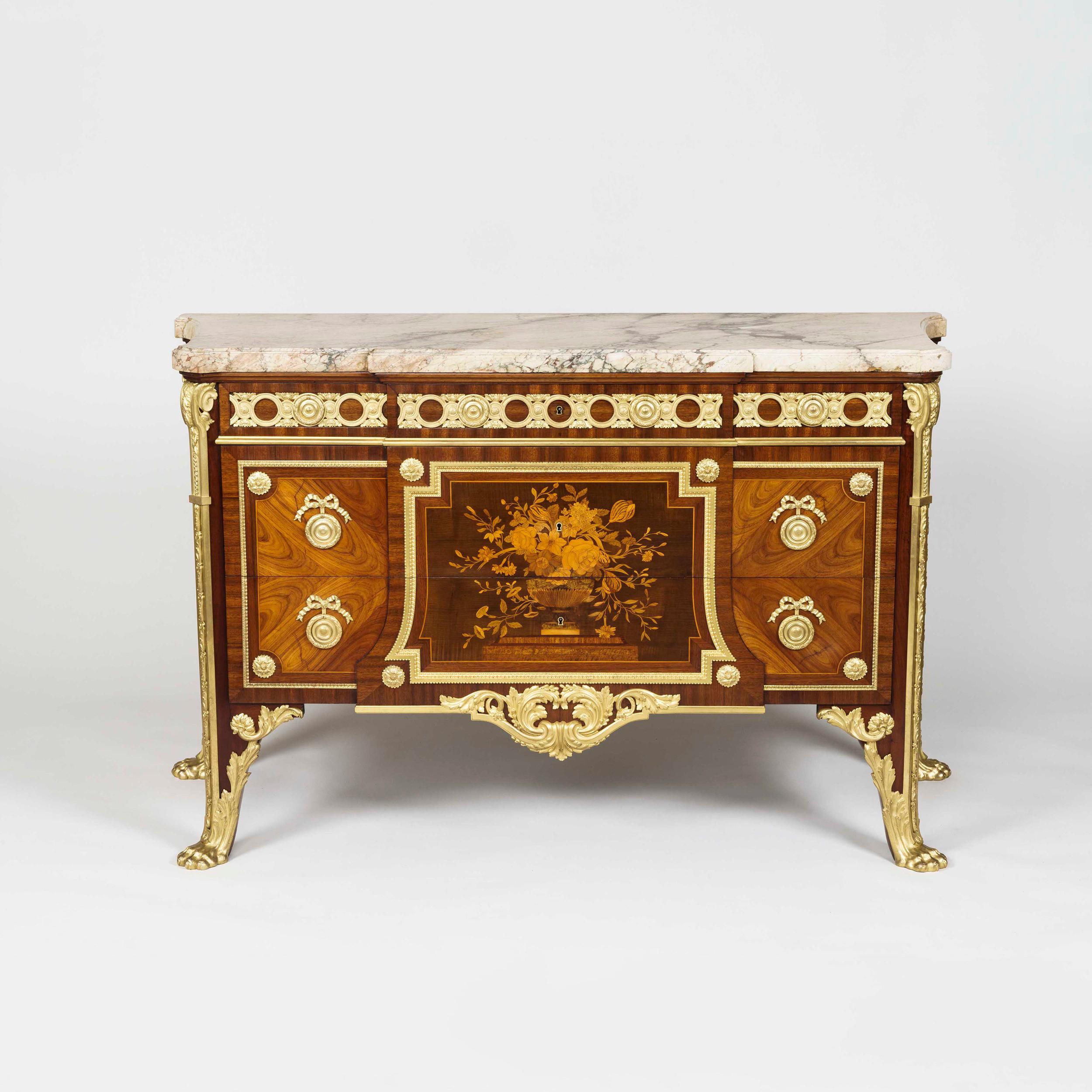 Una raffinata commode intarsiata in bronzo dorato in stile Luigi XVI
Secondo il disegno di Jean-Henri Riesener (1734-1806)

Su modello di Jean-Henri Riesener, fornito alla Principessa Adélaïde per Versailles. Costruito in amaranto con
