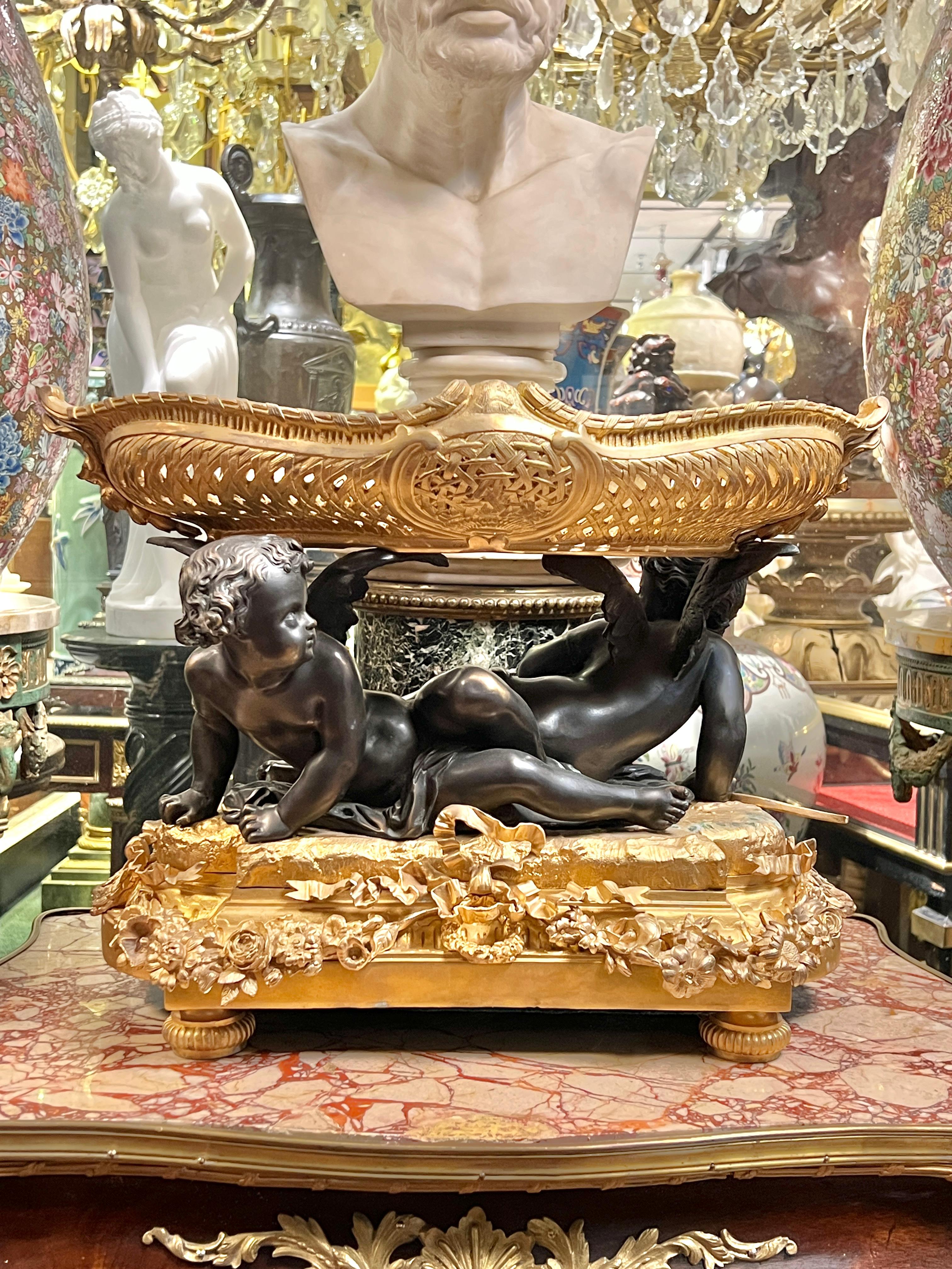 Centro de mesa de ormolu y bronce patinado estilo Luis XVI del siglo XIX en venta 4