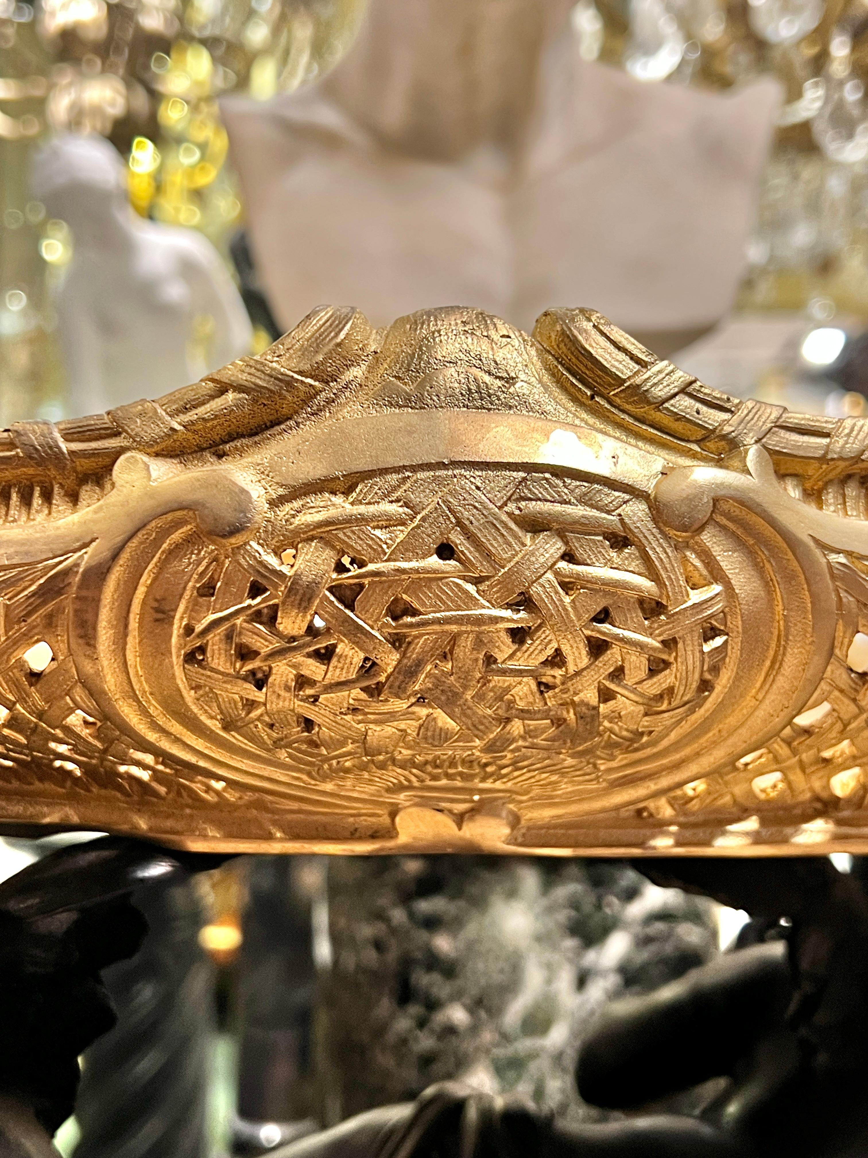 Centro de mesa de ormolu y bronce patinado estilo Luis XVI del siglo XIX en venta 5