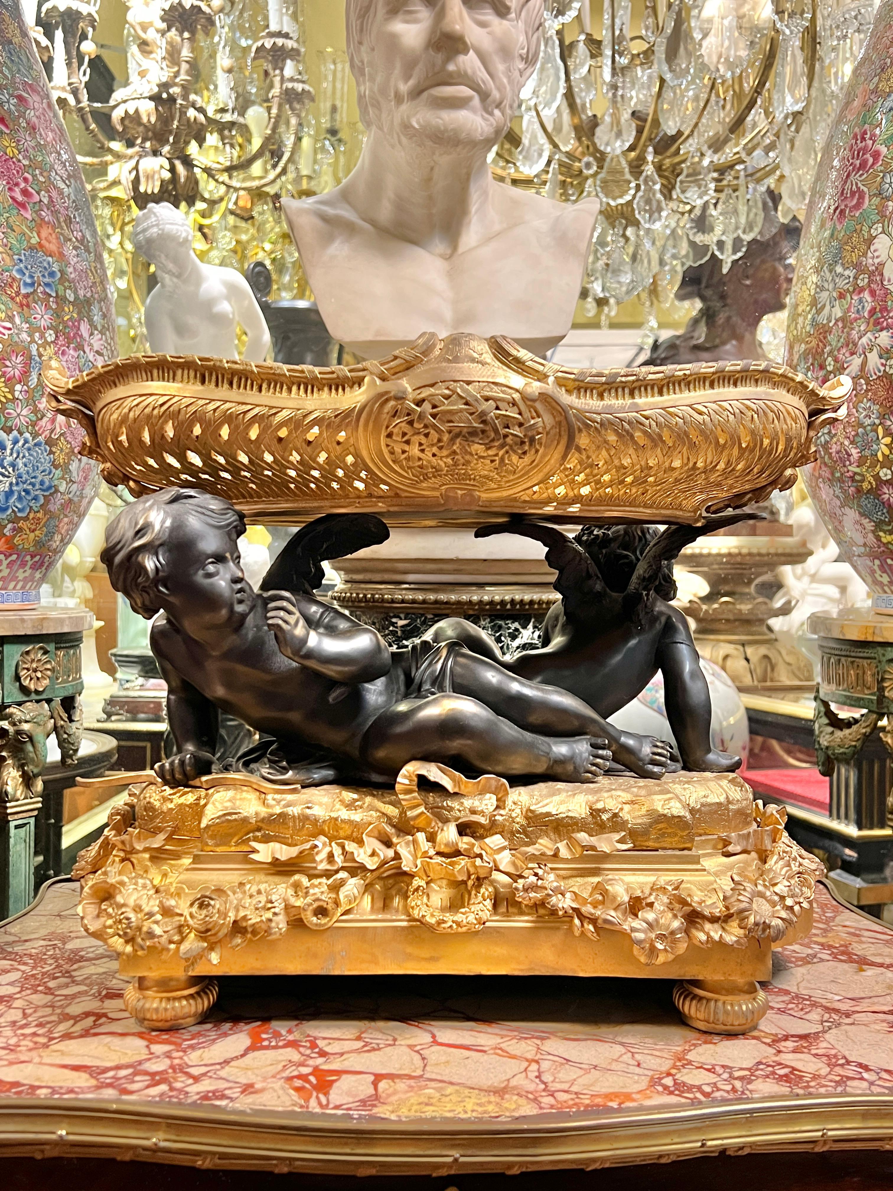 Centro de mesa de ormolu y bronce patinado estilo Luis XVI del siglo XIX Francés en venta