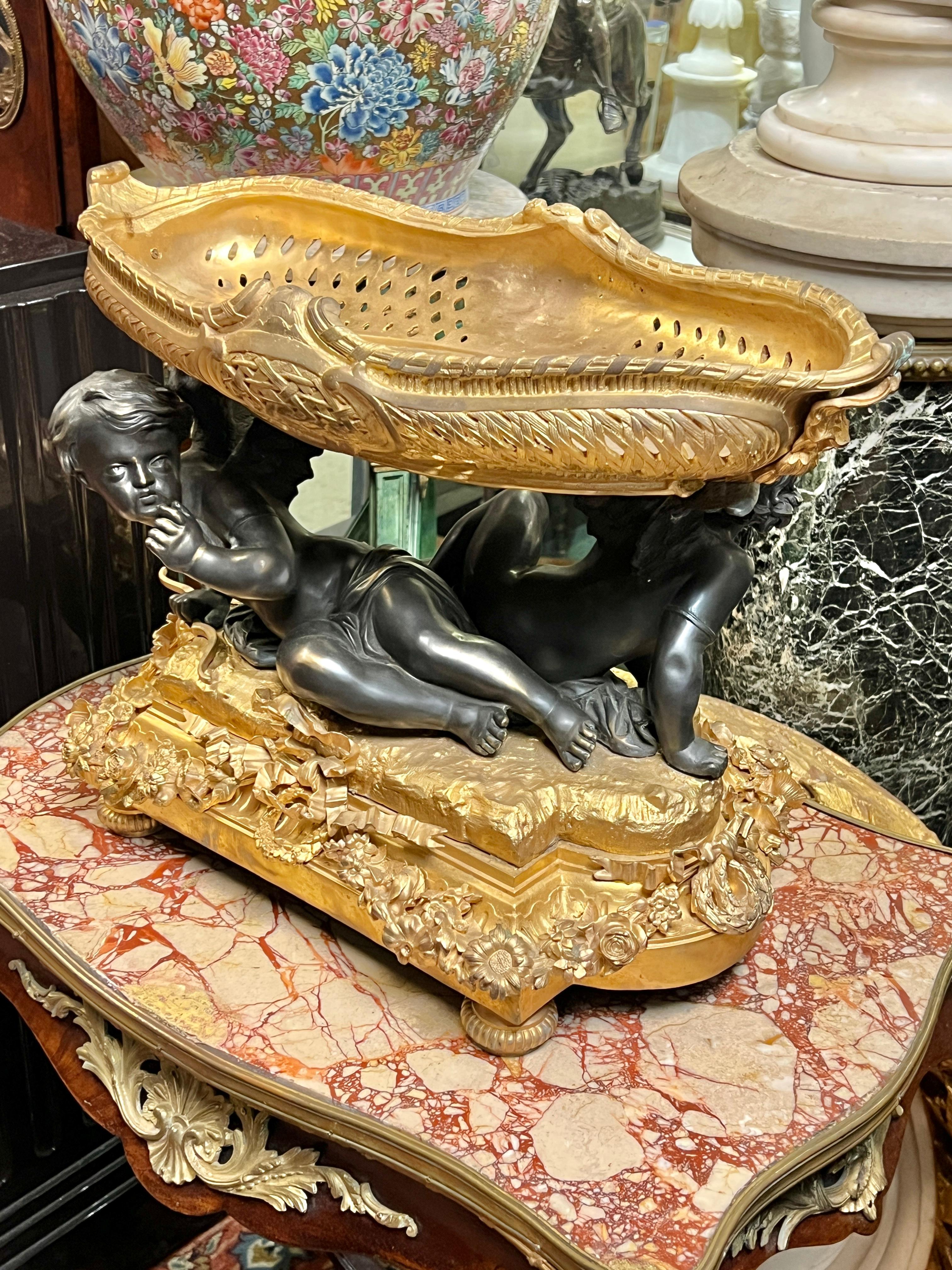 Centro de mesa de ormolu y bronce patinado estilo Luis XVI del siglo XIX Dorado en venta