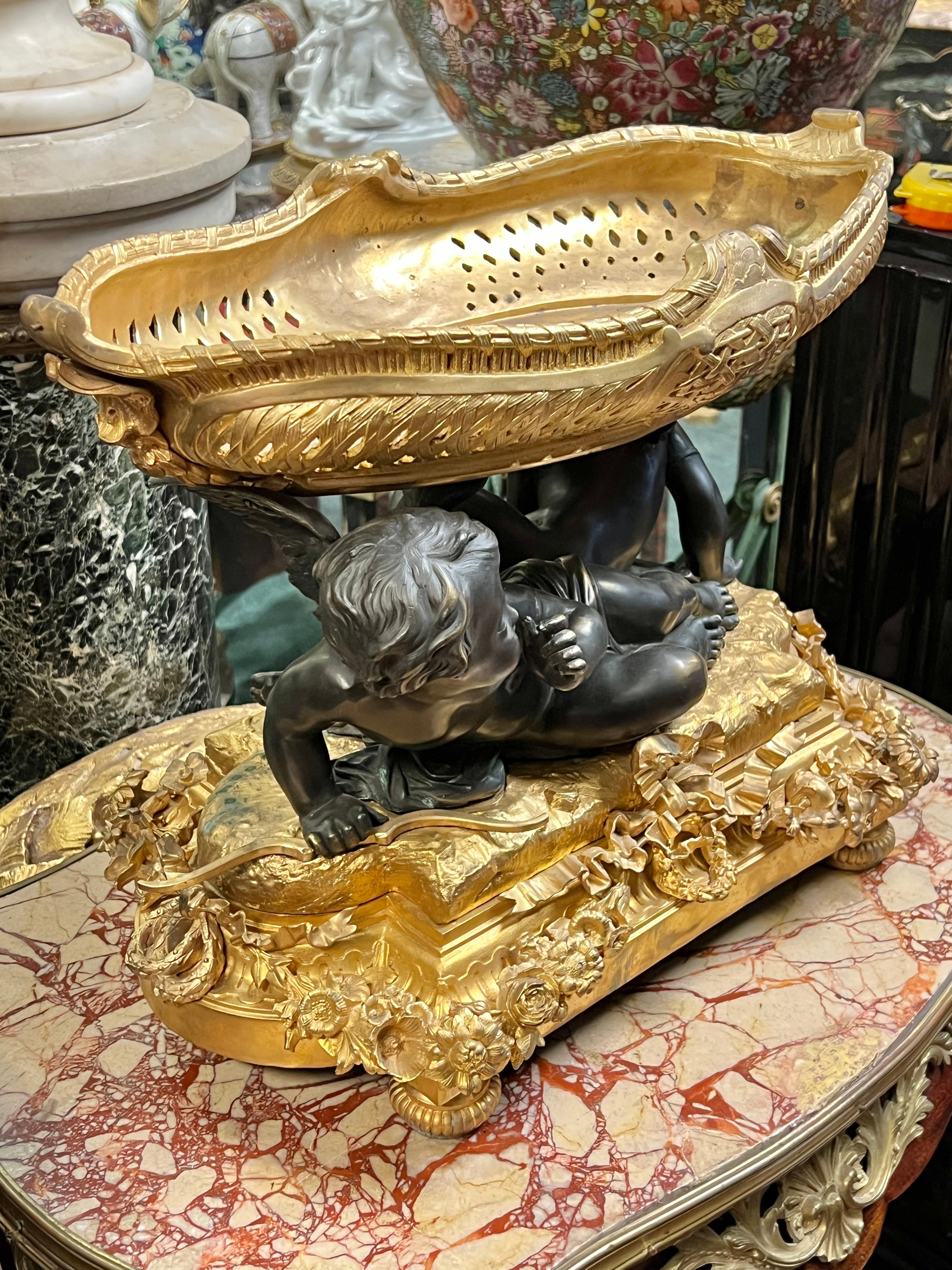 Centro de mesa de ormolu y bronce patinado estilo Luis XVI del siglo XIX en Bueno estado para la venta en New York, NY