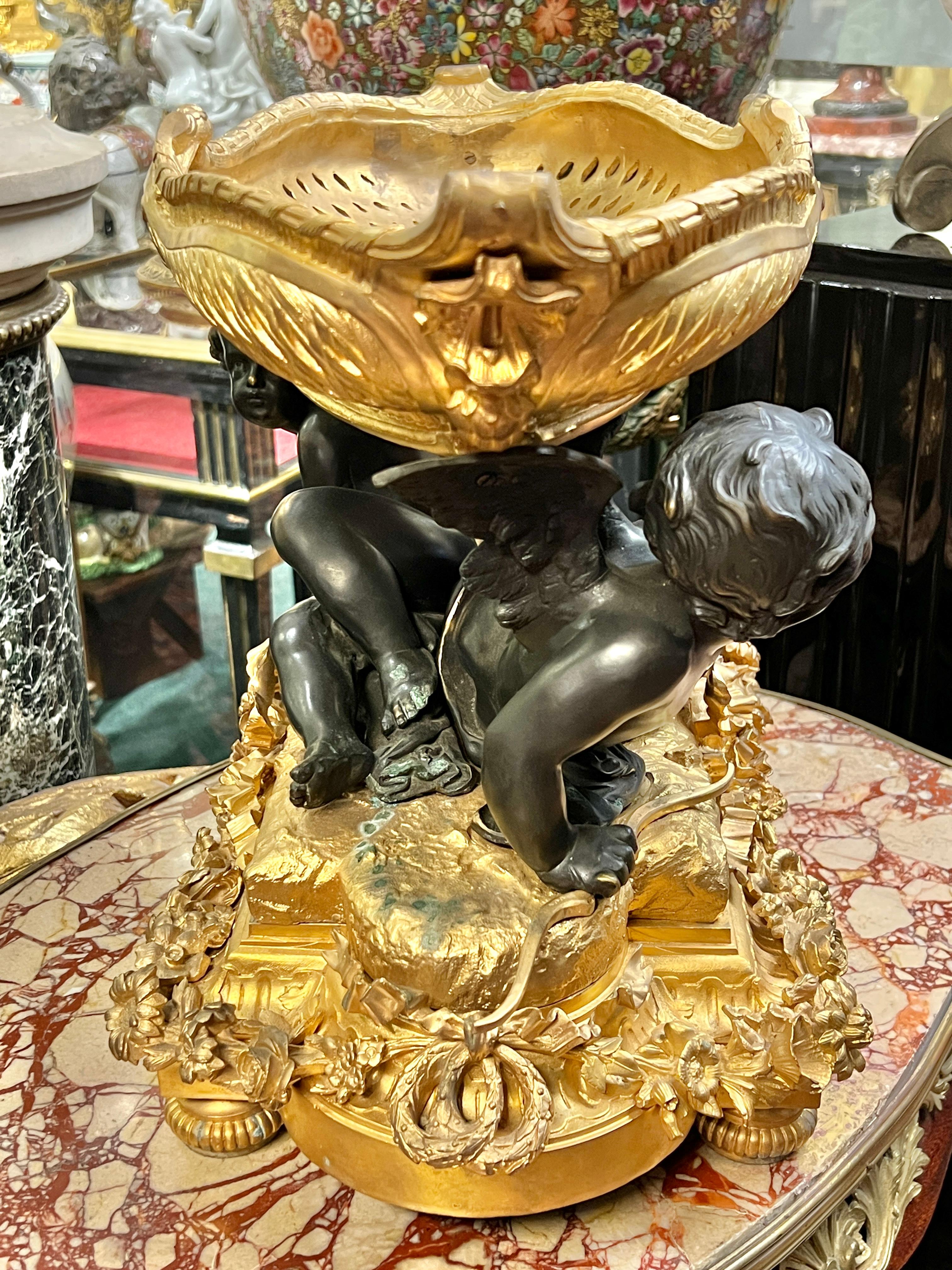 Centro de mesa de ormolu y bronce patinado estilo Luis XVI del siglo XIX en venta 2