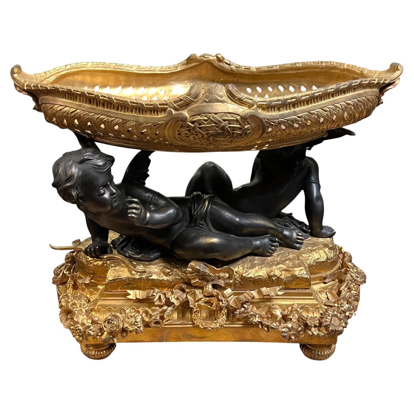 Centro de mesa de ormolu y bronce patinado estilo Luis XVI del siglo XIX en venta