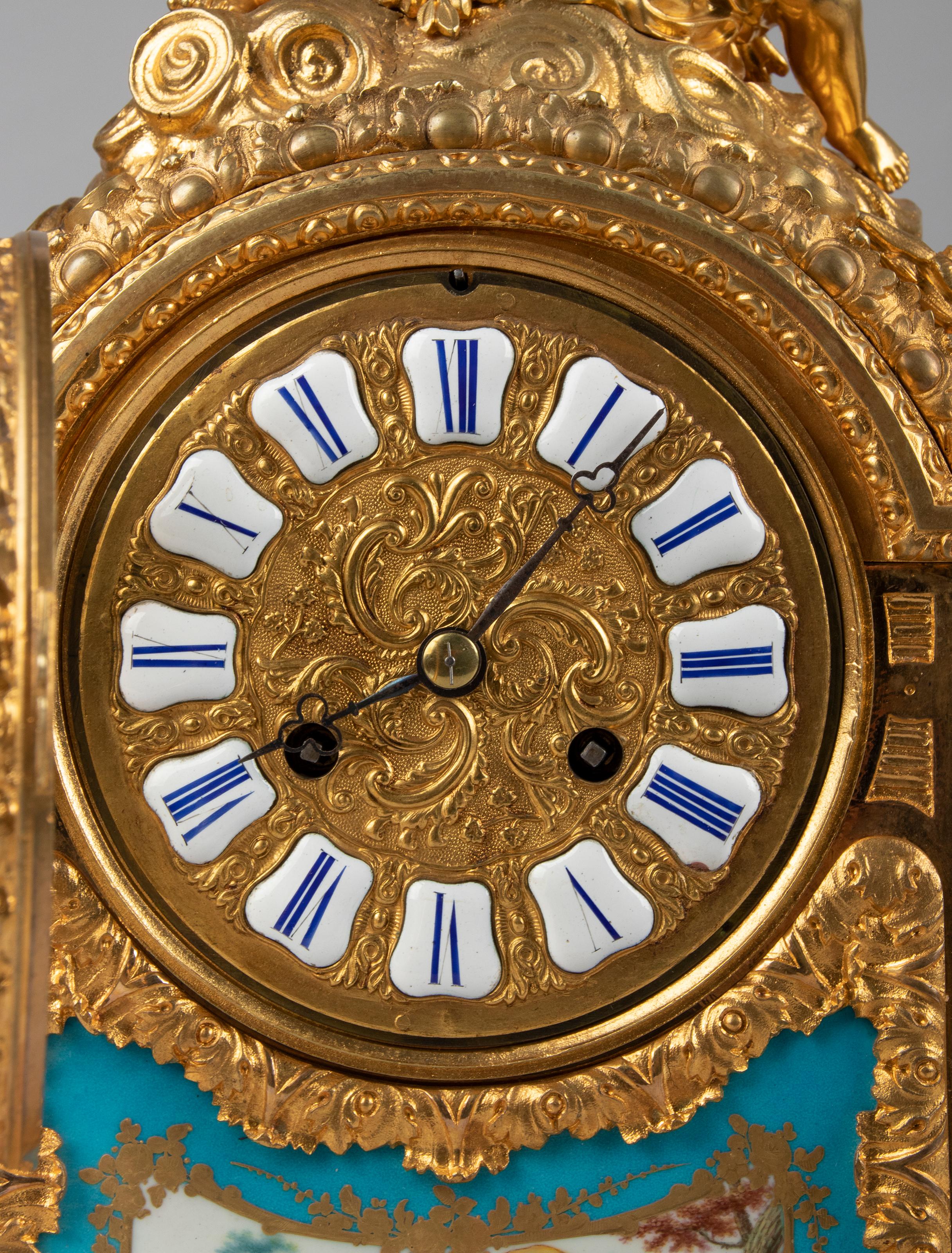 Horloge de style Louis XVI du 19ème siècle en bronze doré avec Svres Porcelaine en vente 5