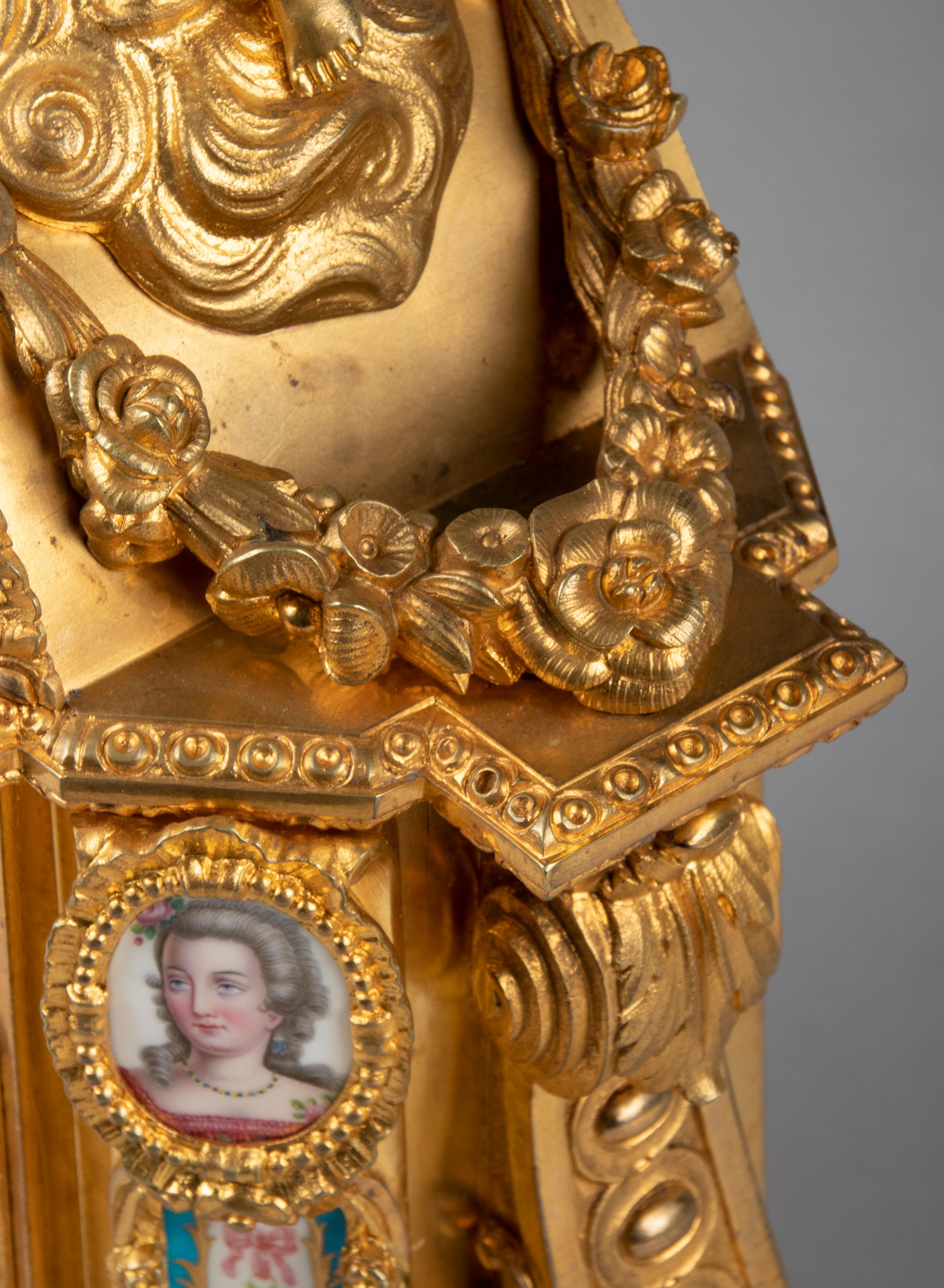 Horloge de style Louis XVI du 19ème siècle en bronze doré avec Svres Porcelaine en vente 6