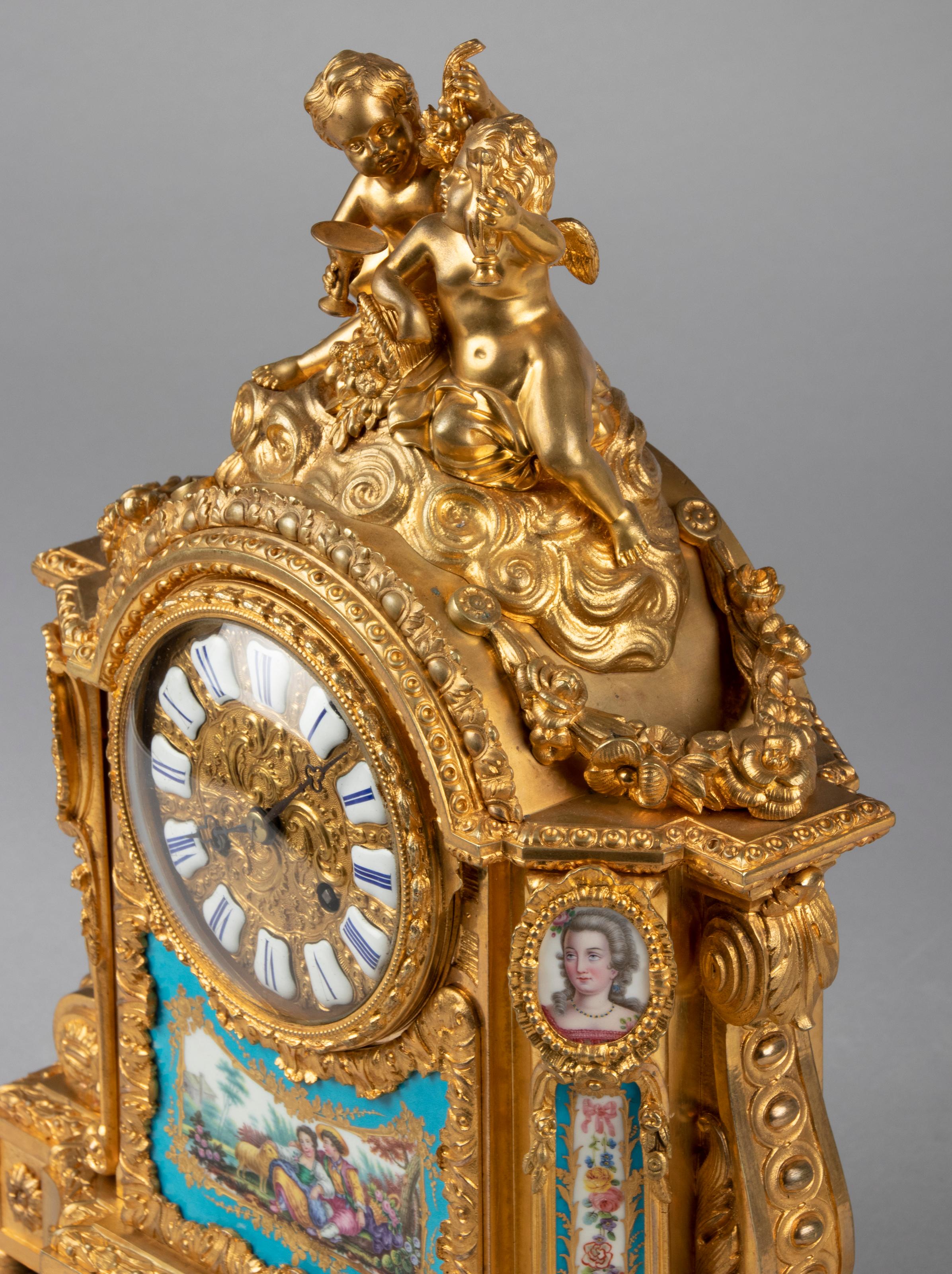 Horloge de style Louis XVI du 19ème siècle en bronze doré avec Svres Porcelaine en vente 10