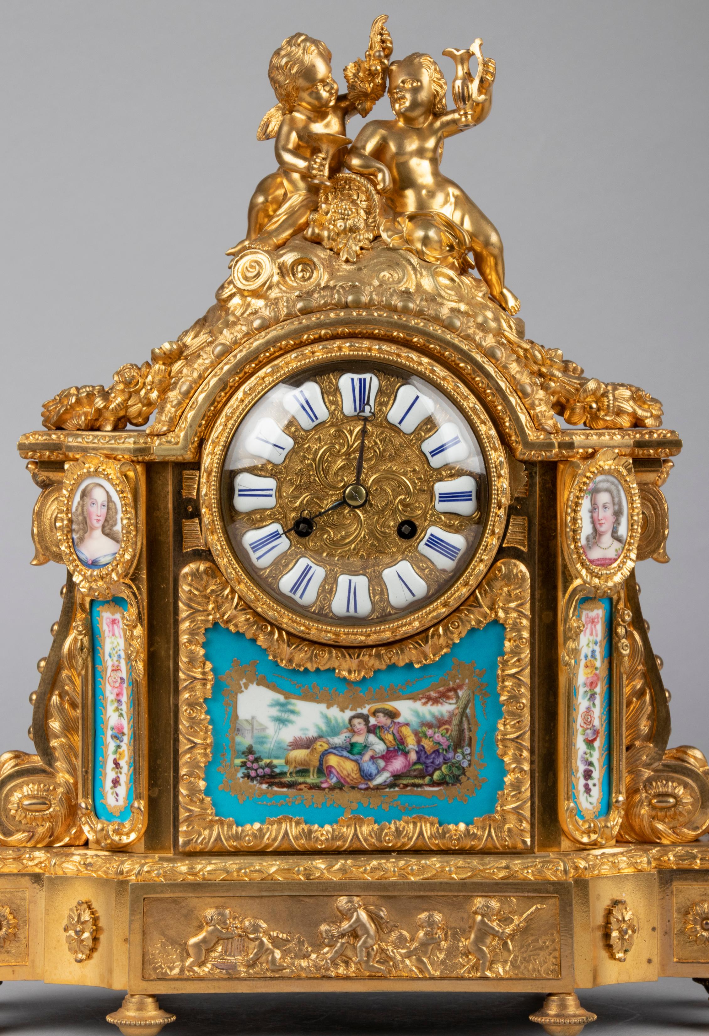 Français Horloge de style Louis XVI du 19ème siècle en bronze doré avec Svres Porcelaine en vente