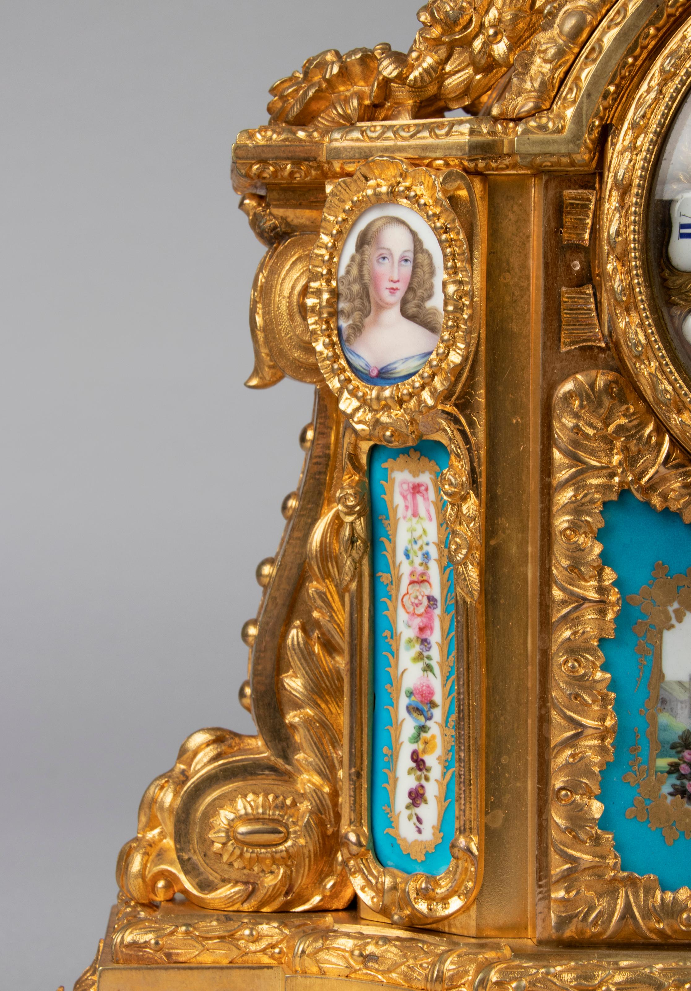 Horloge de style Louis XVI du 19ème siècle en bronze doré avec Svres Porcelaine Bon état - En vente à Casteren, Noord-Brabant