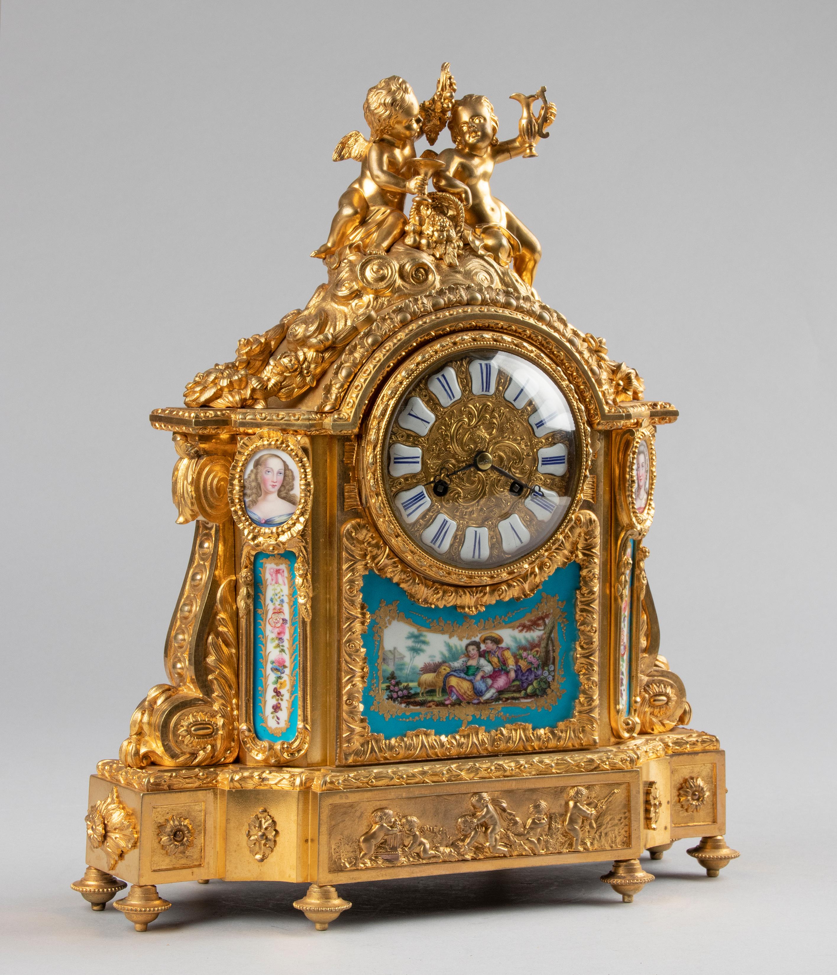 Fin du XIXe siècle Horloge de style Louis XVI du 19ème siècle en bronze doré avec Svres Porcelaine en vente