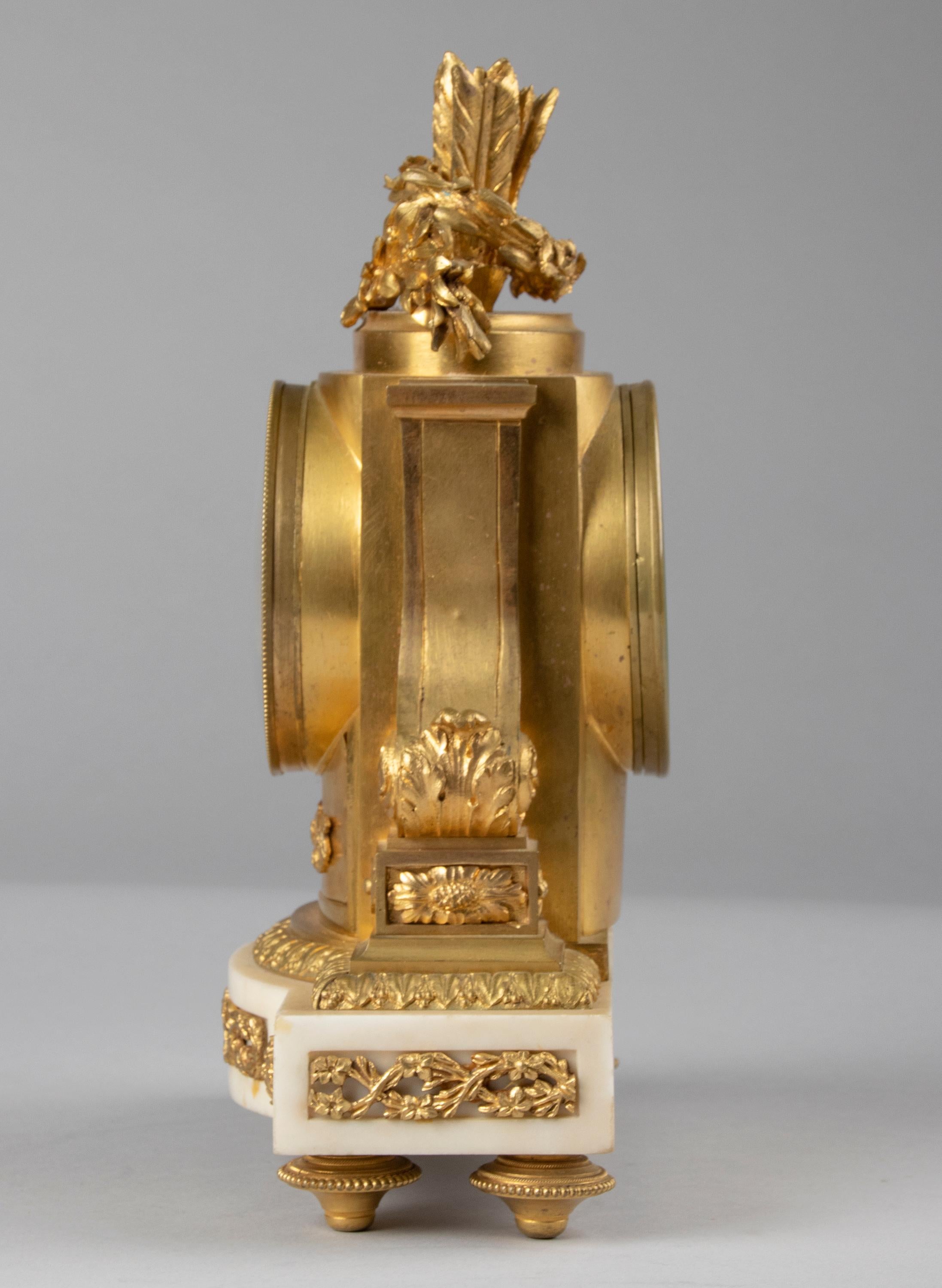 Horloge de style Louis XVI du 19ème siècle en bronze doré en vente 4