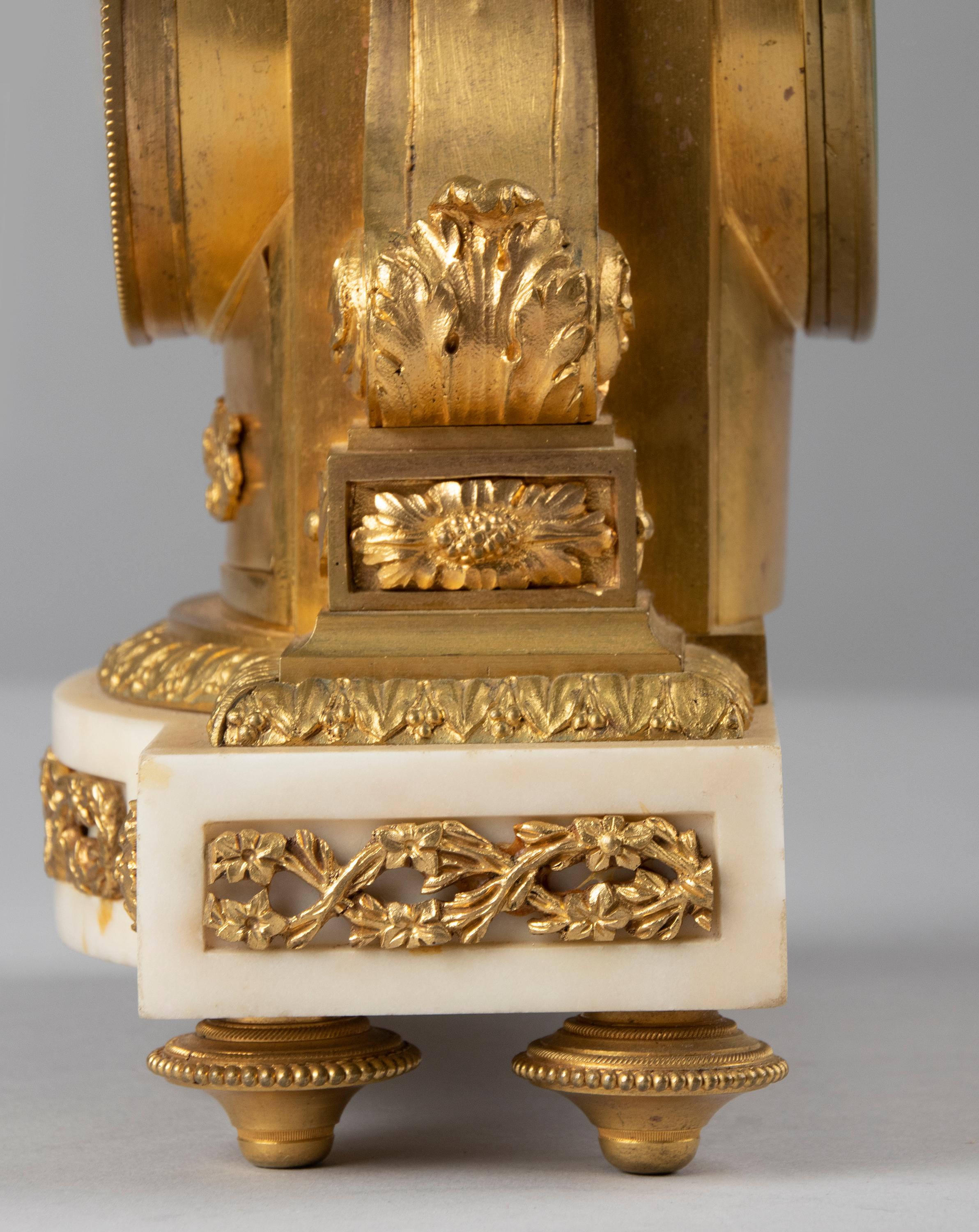 Horloge de style Louis XVI du 19ème siècle en bronze doré en vente 5