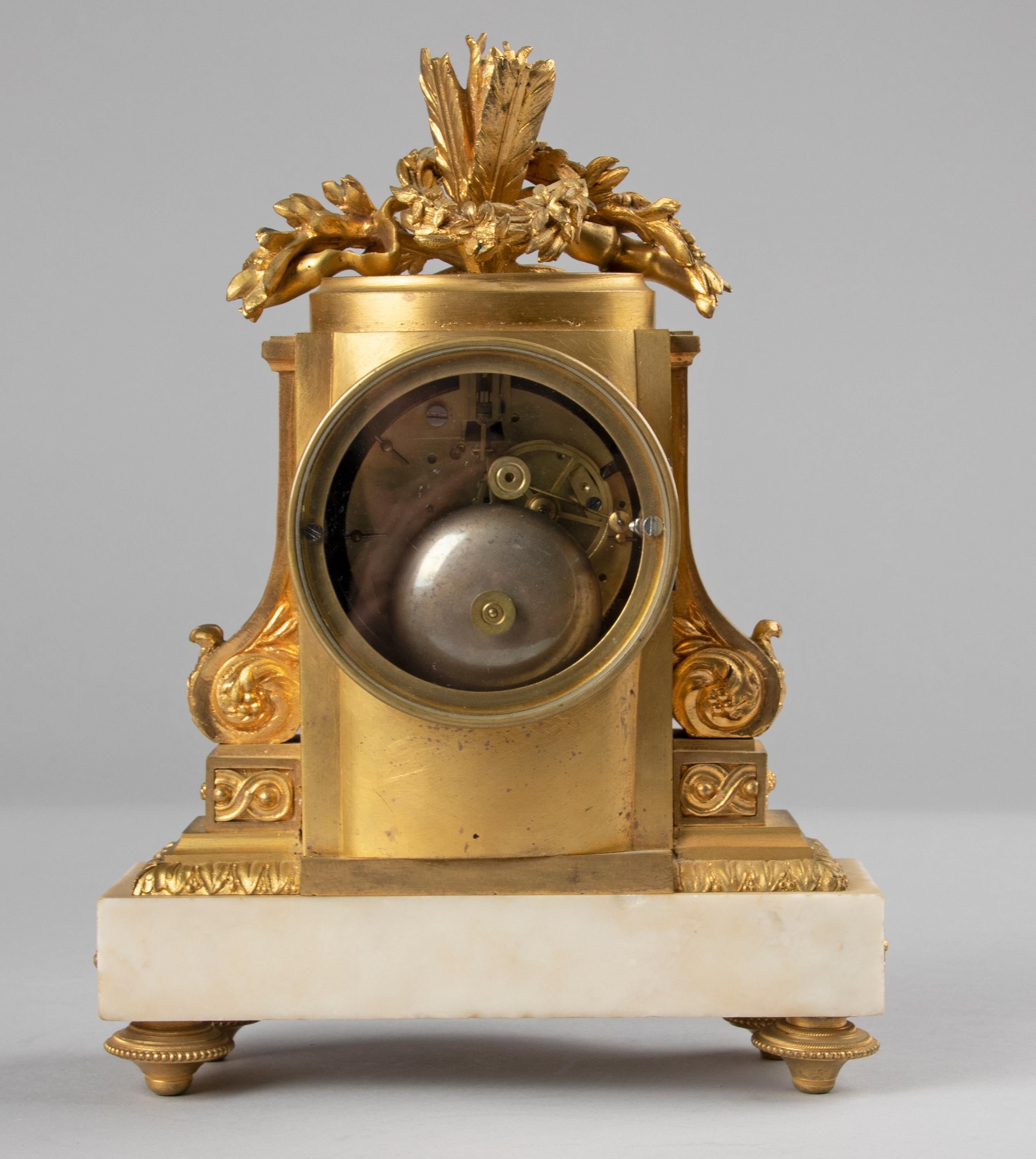 Horloge de style Louis XVI du 19ème siècle en bronze doré en vente 6