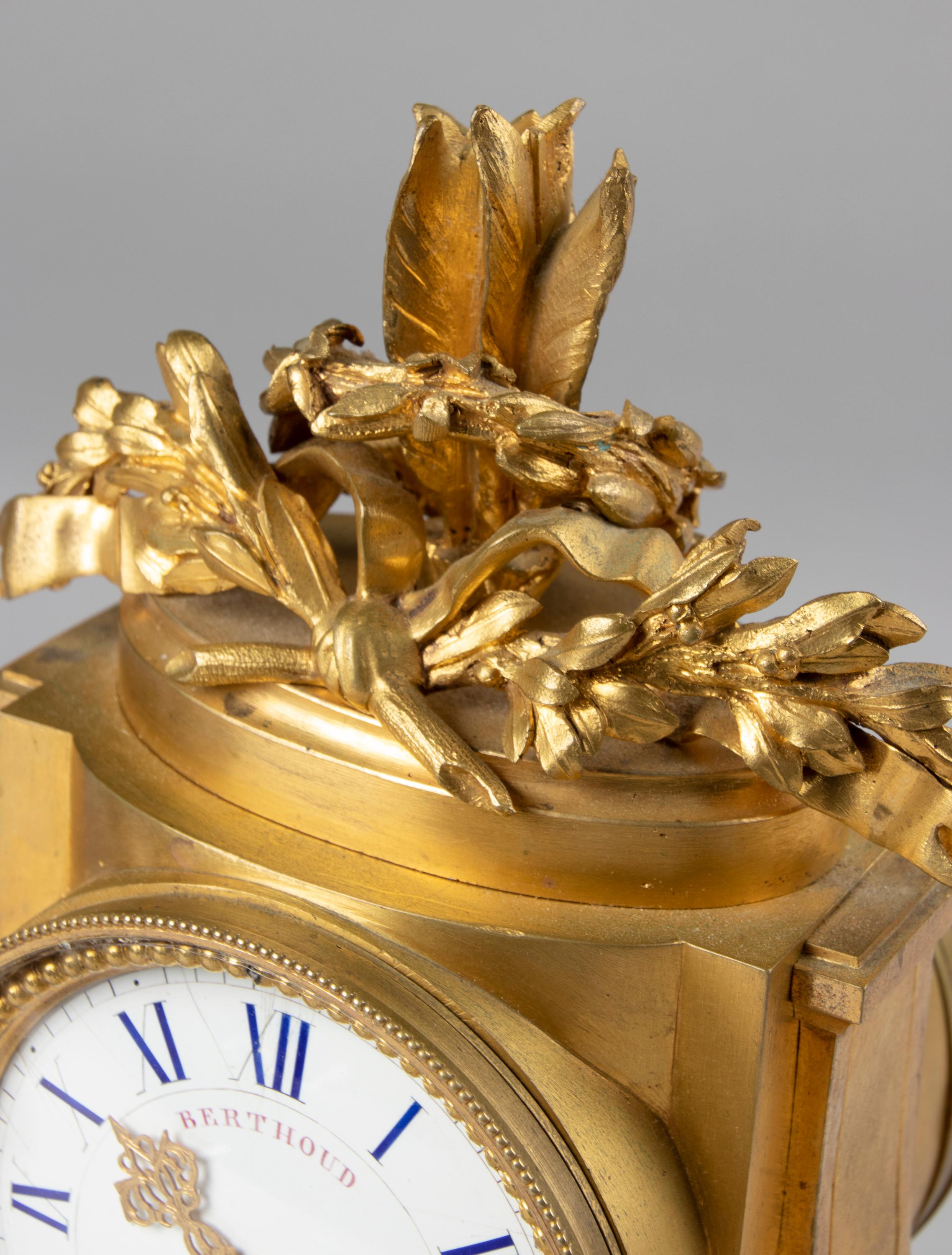 Horloge de style Louis XVI du 19ème siècle en bronze doré en vente 7