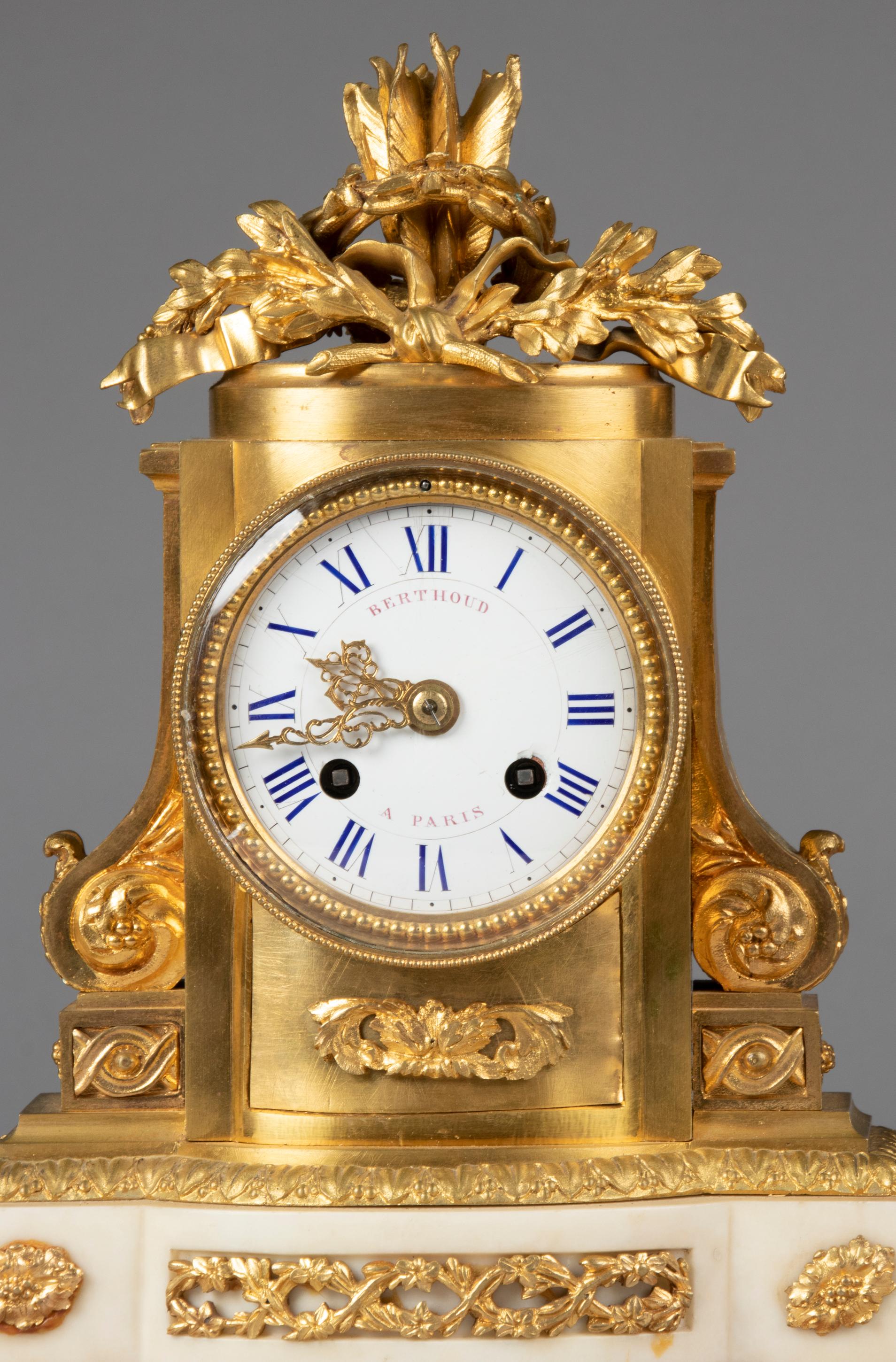 Horloge de style Louis XVI du 19ème siècle en bronze doré en vente 8