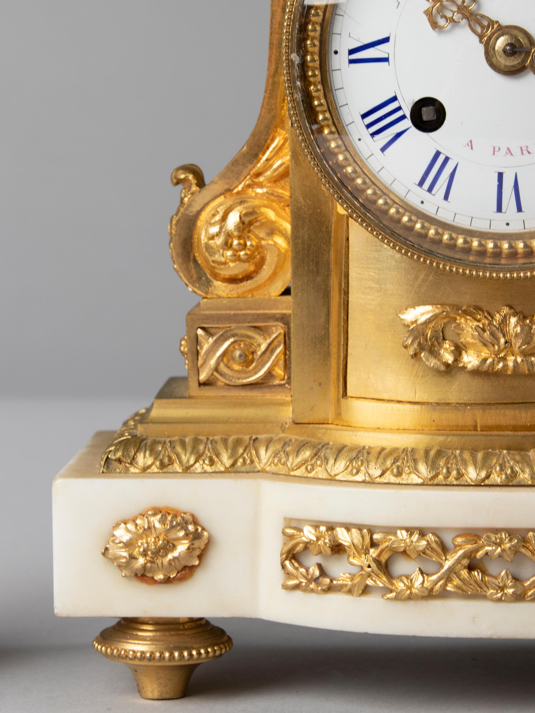 Horloge de style Louis XVI du 19ème siècle en bronze doré en vente 9
