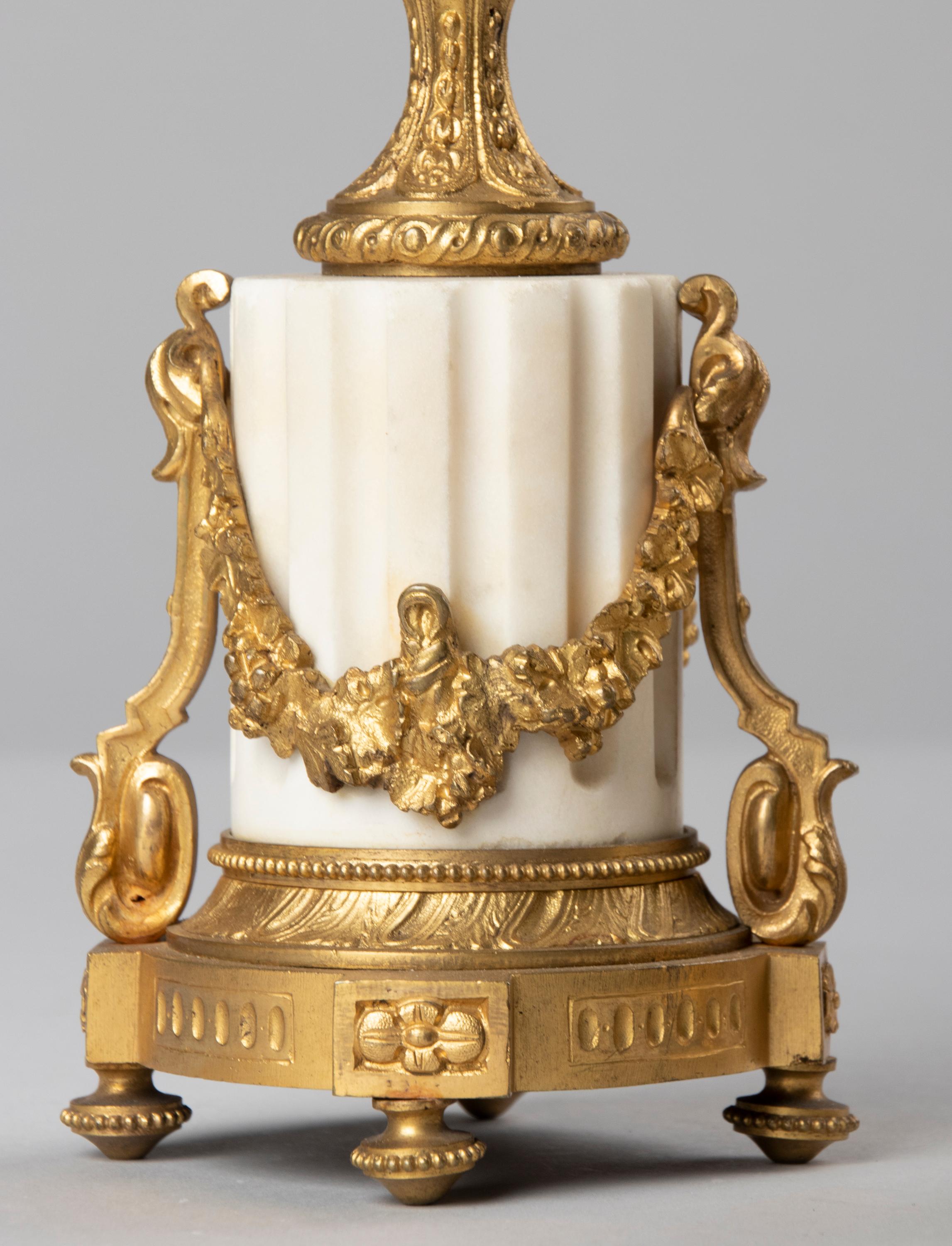 Horloge de style Louis XVI du 19ème siècle en bronze doré en vente 11