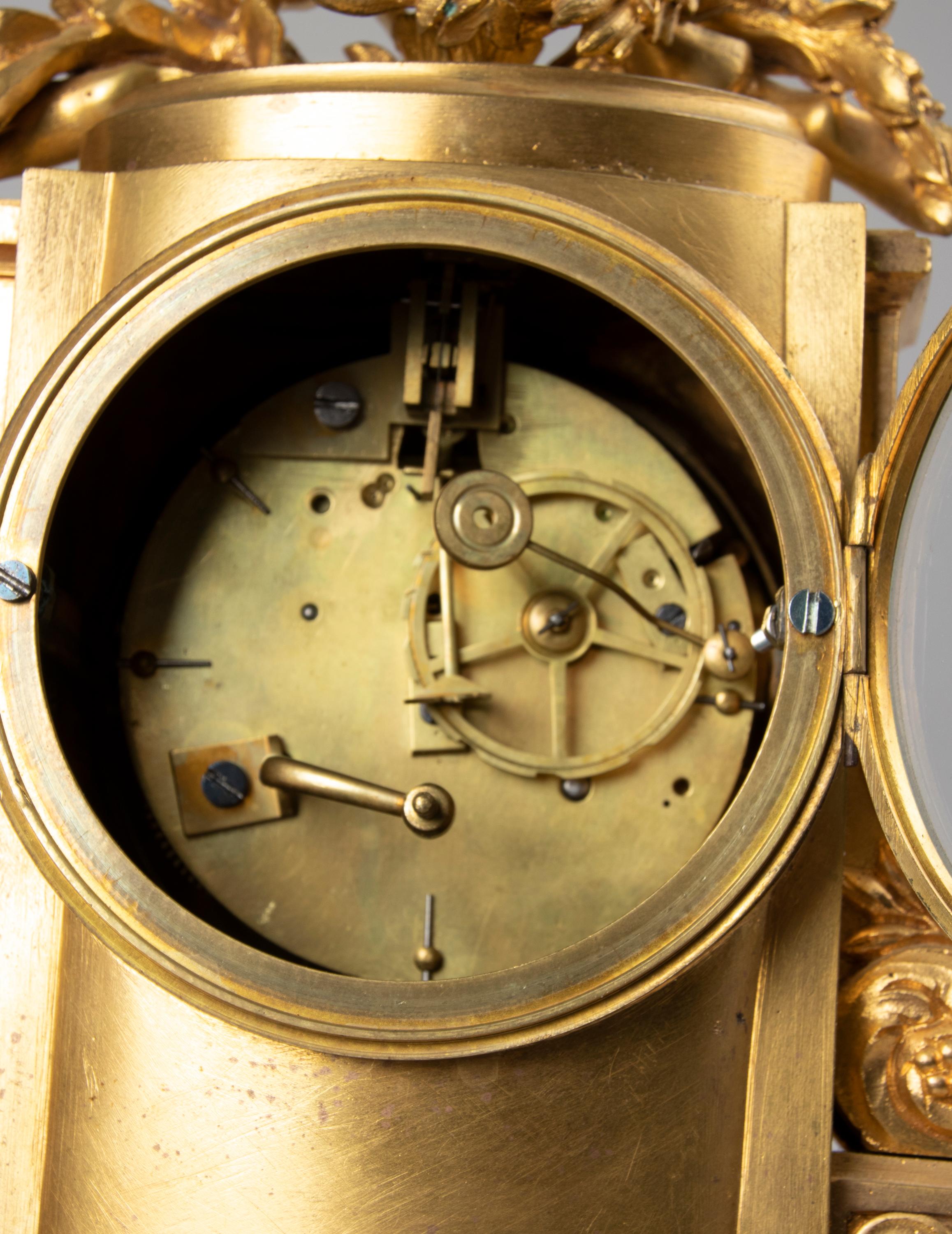Horloge de style Louis XVI du 19ème siècle en bronze doré en vente 13