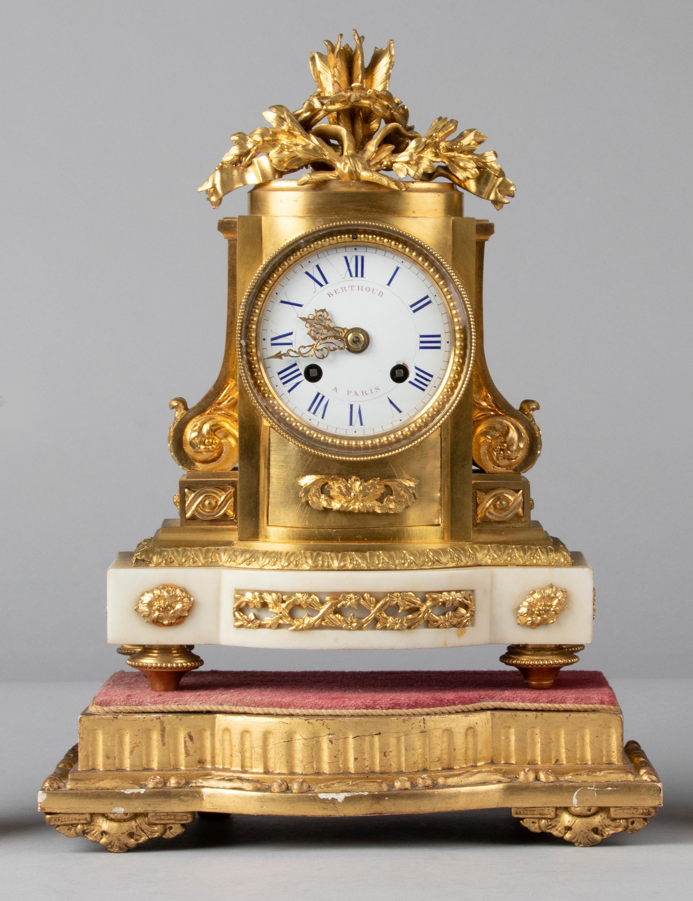 Français Horloge de style Louis XVI du 19ème siècle en bronze doré en vente