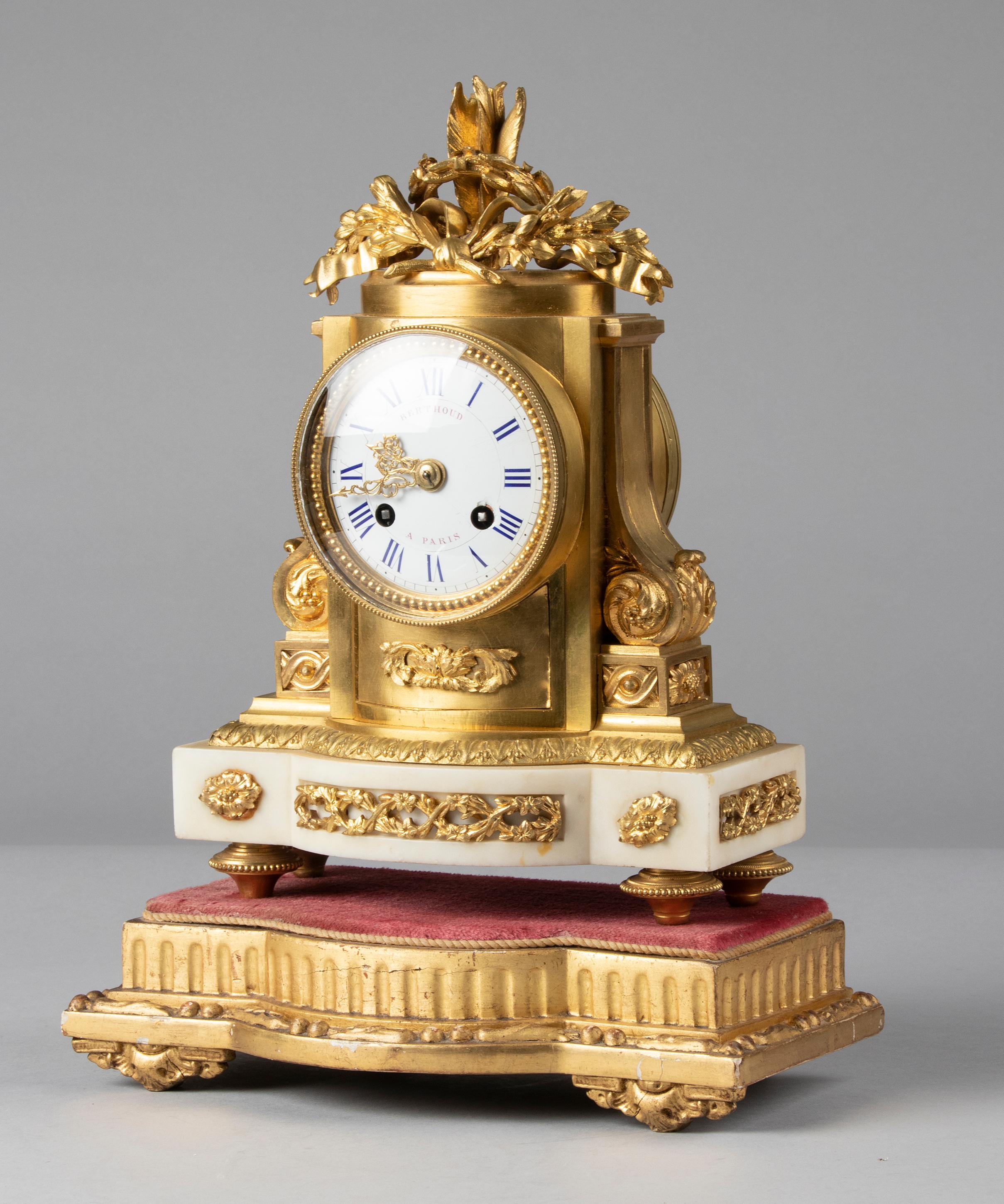 Fin du XIXe siècle Horloge de style Louis XVI du 19ème siècle en bronze doré en vente