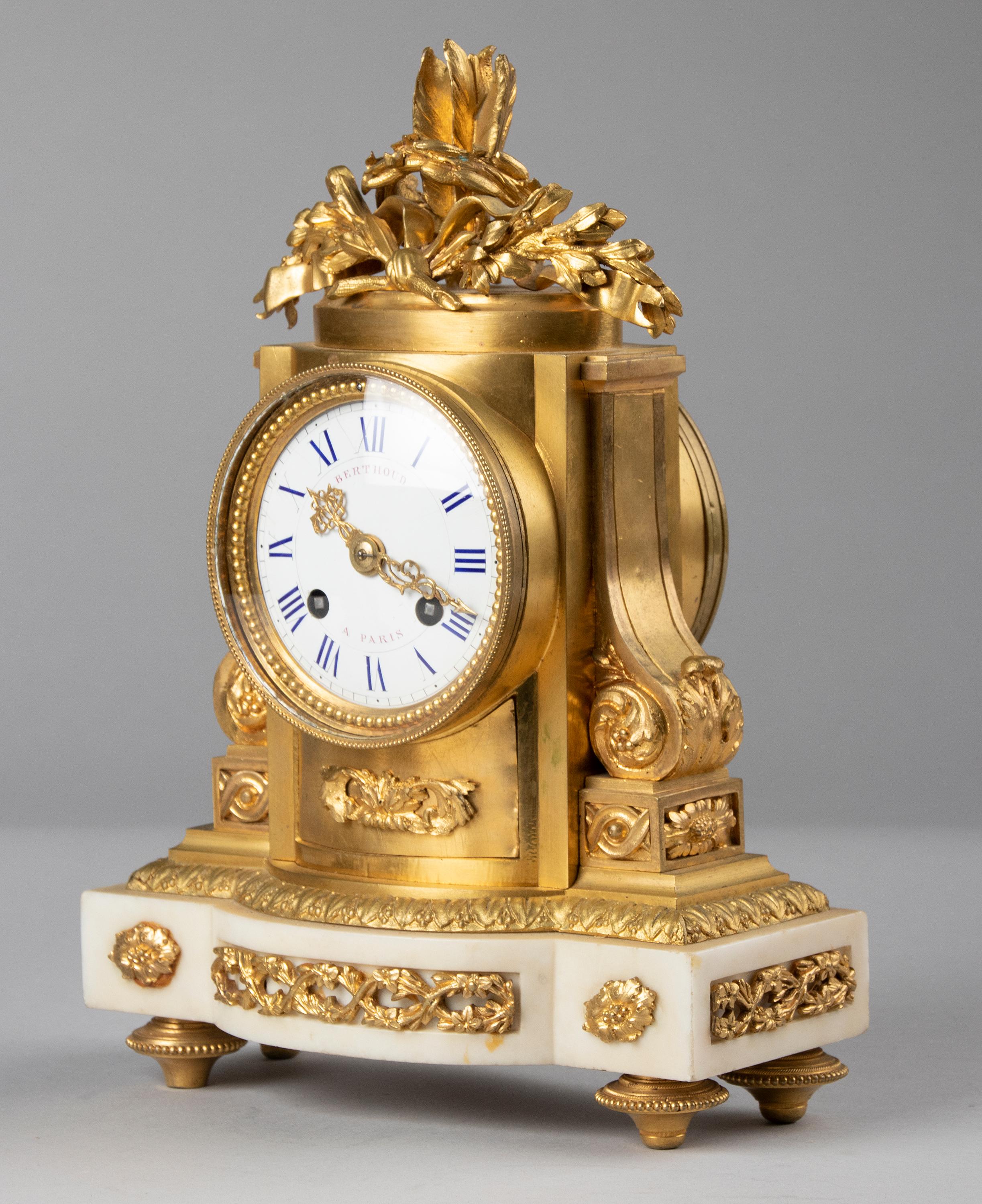 Bronze Horloge de style Louis XVI du 19ème siècle en bronze doré en vente
