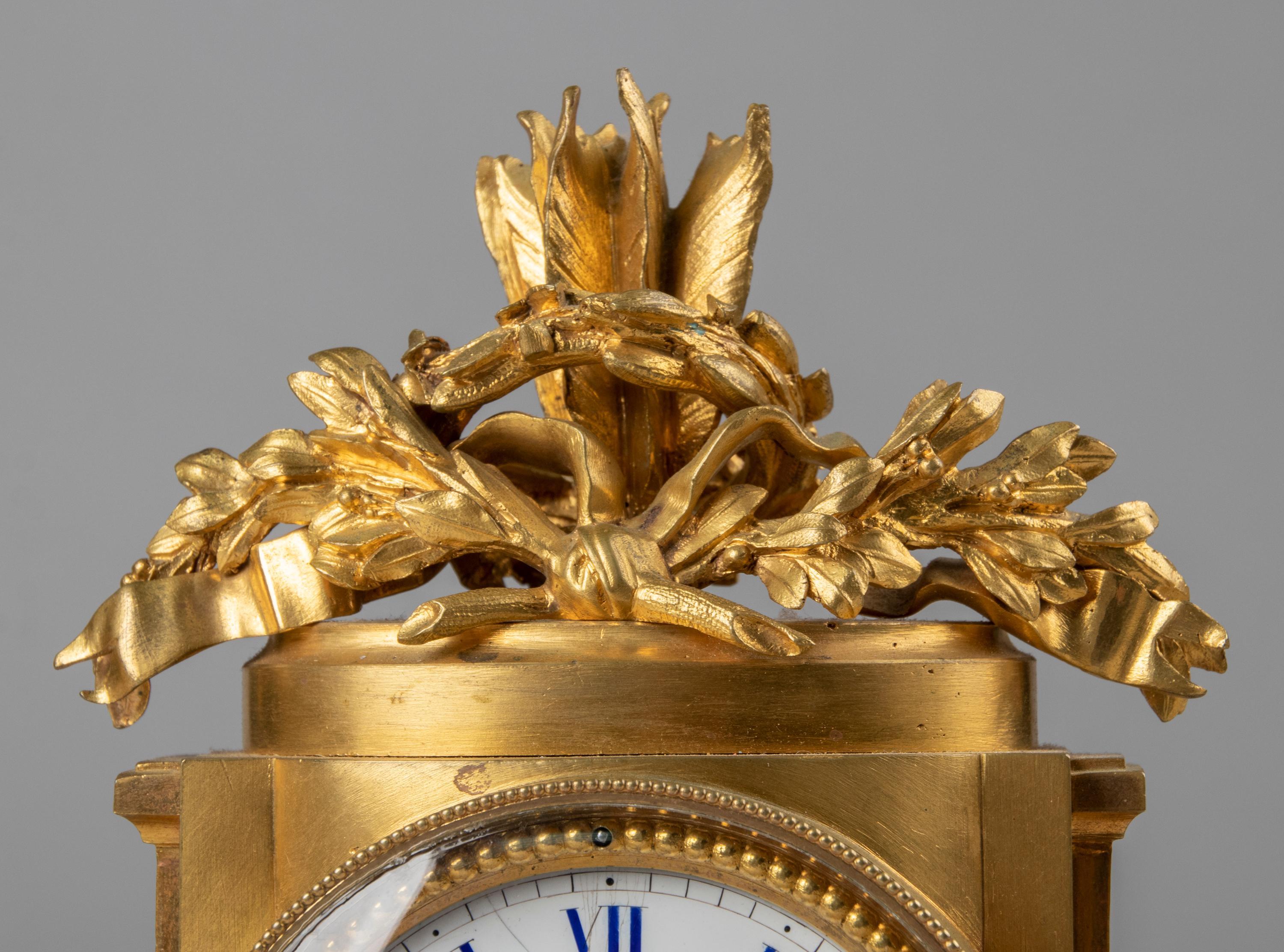 Horloge de style Louis XVI du 19ème siècle en bronze doré en vente 1