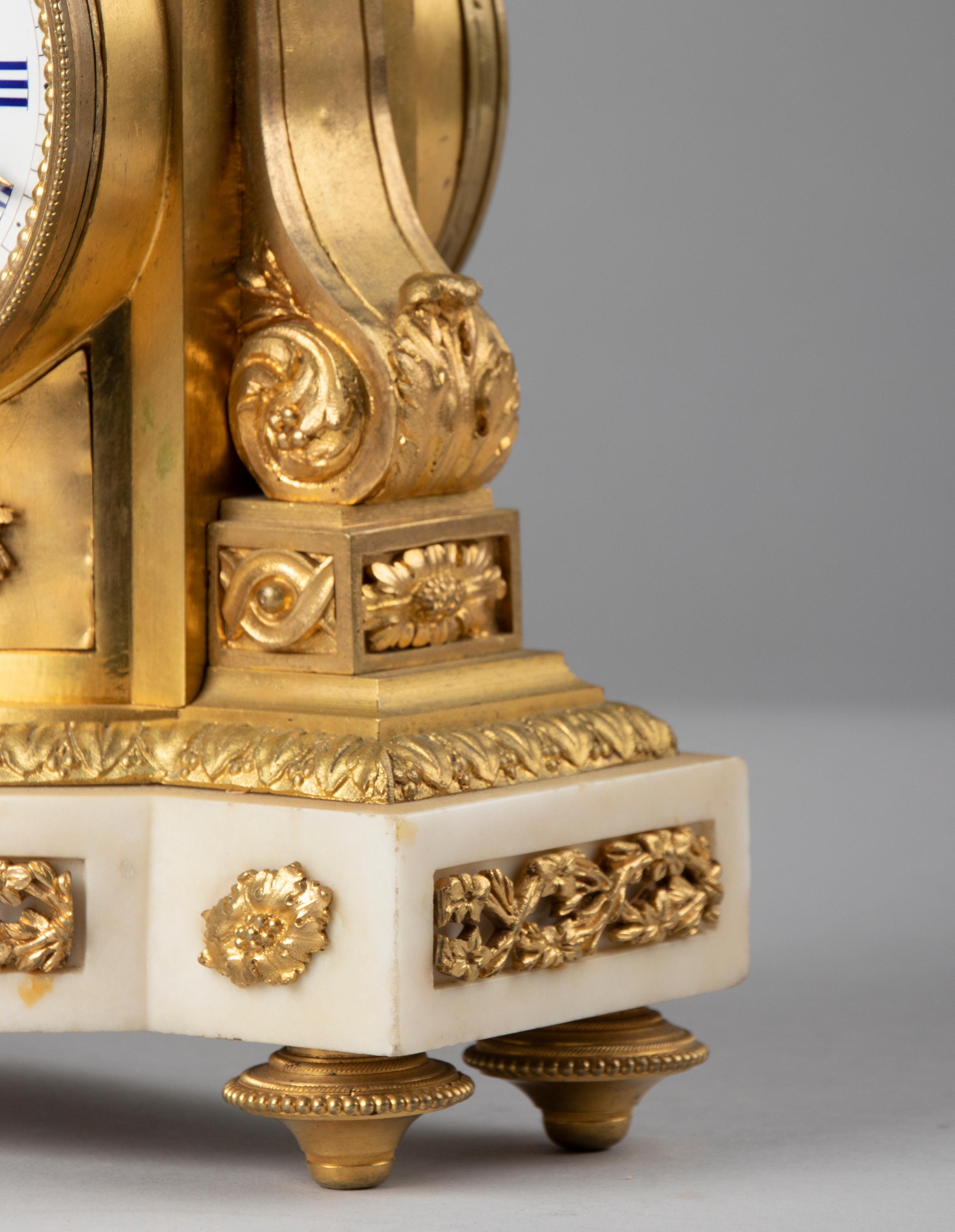 Horloge de style Louis XVI du 19ème siècle en bronze doré en vente 2