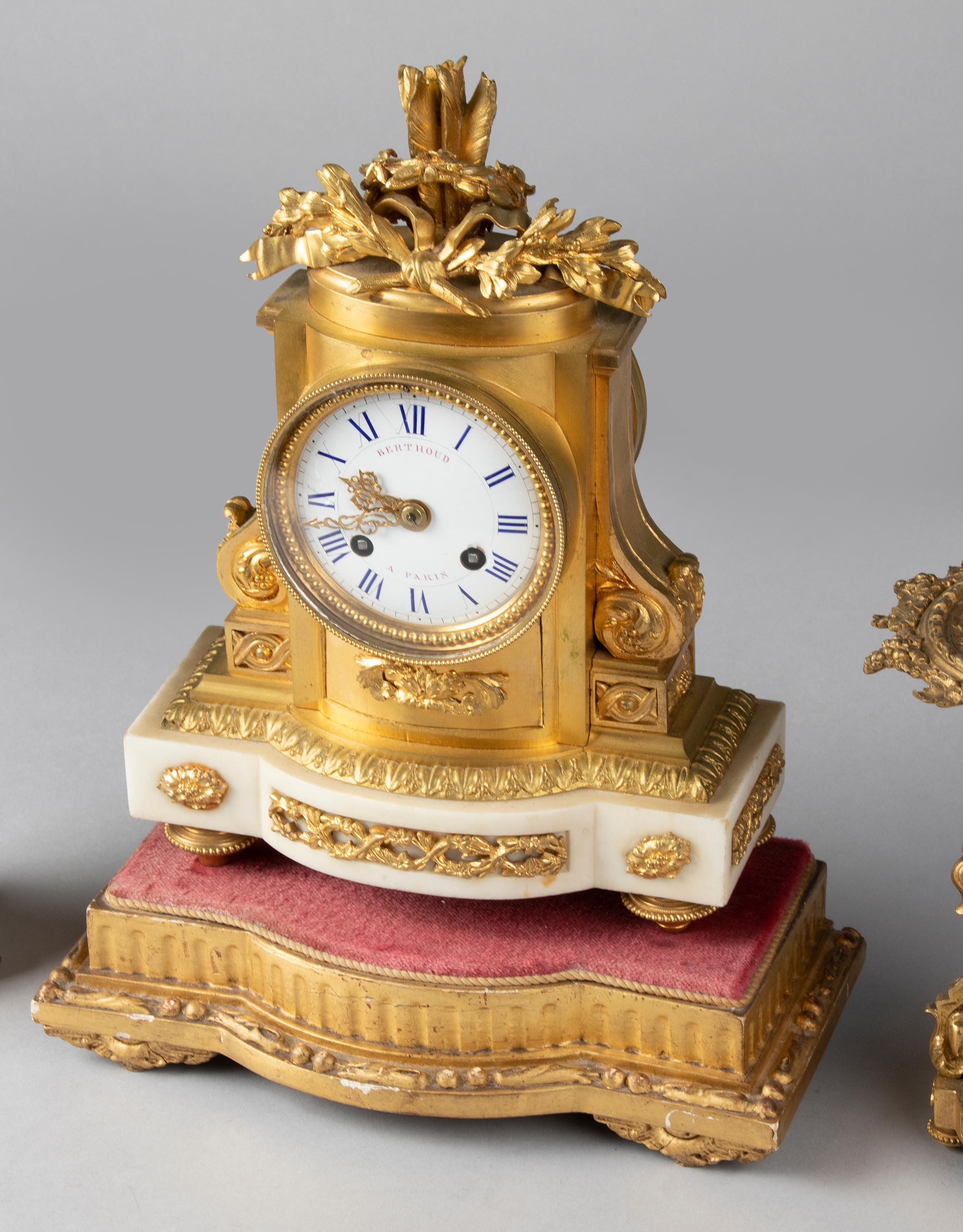Horloge de style Louis XVI du 19ème siècle en bronze doré en vente 3