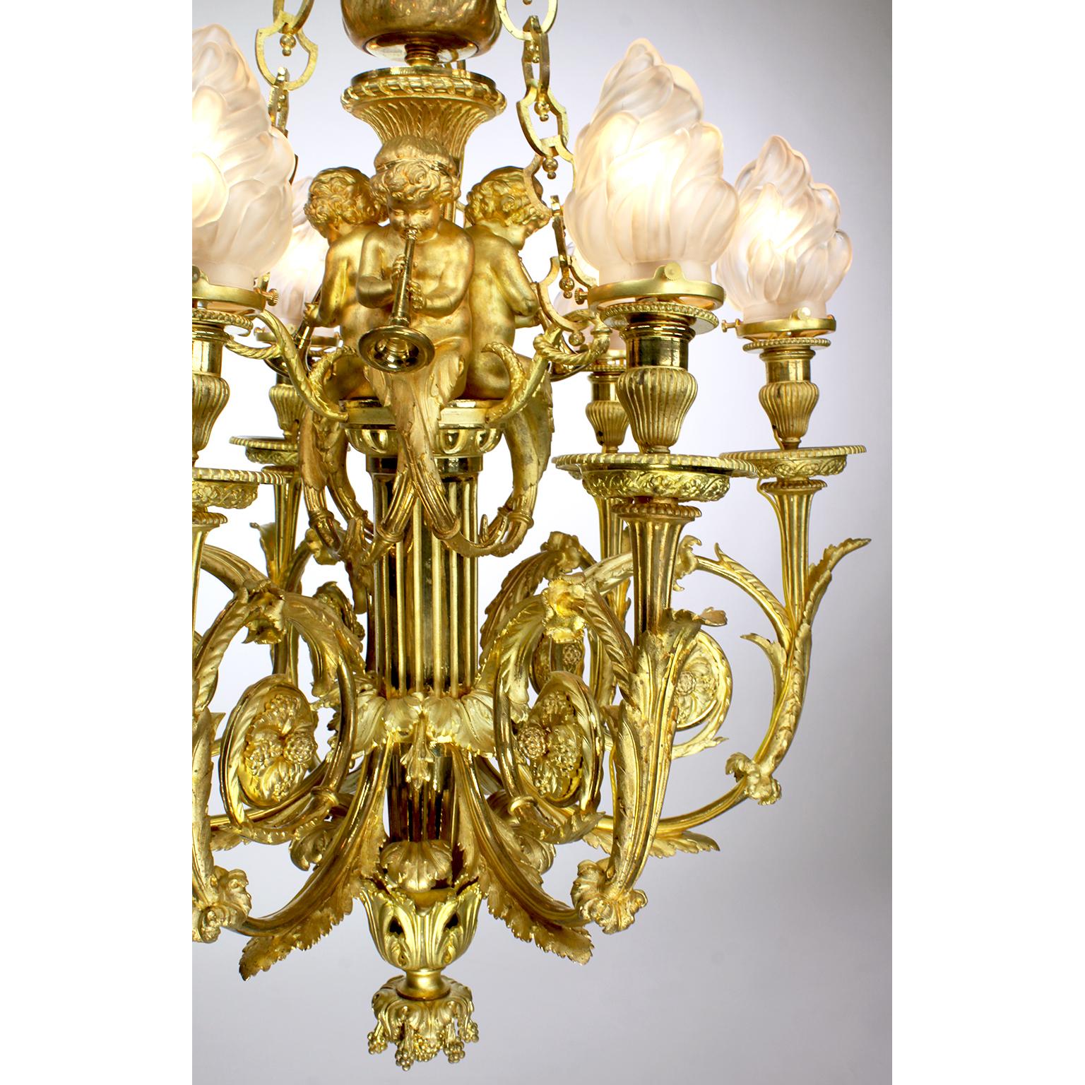 Doré Lustre à chérubin en bronze doré de style Louis XVI du 19ème siècle d'après Pierre Gouthiere en vente