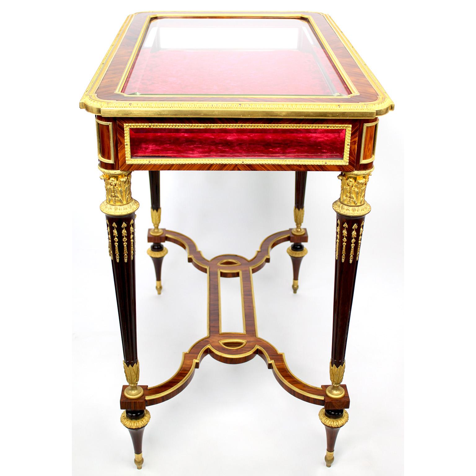 XIXe siècle Table de Vitrine de style Louis XVI du 19ème siècle montée en bronze doré attribuée à Henry Dasson  en vente